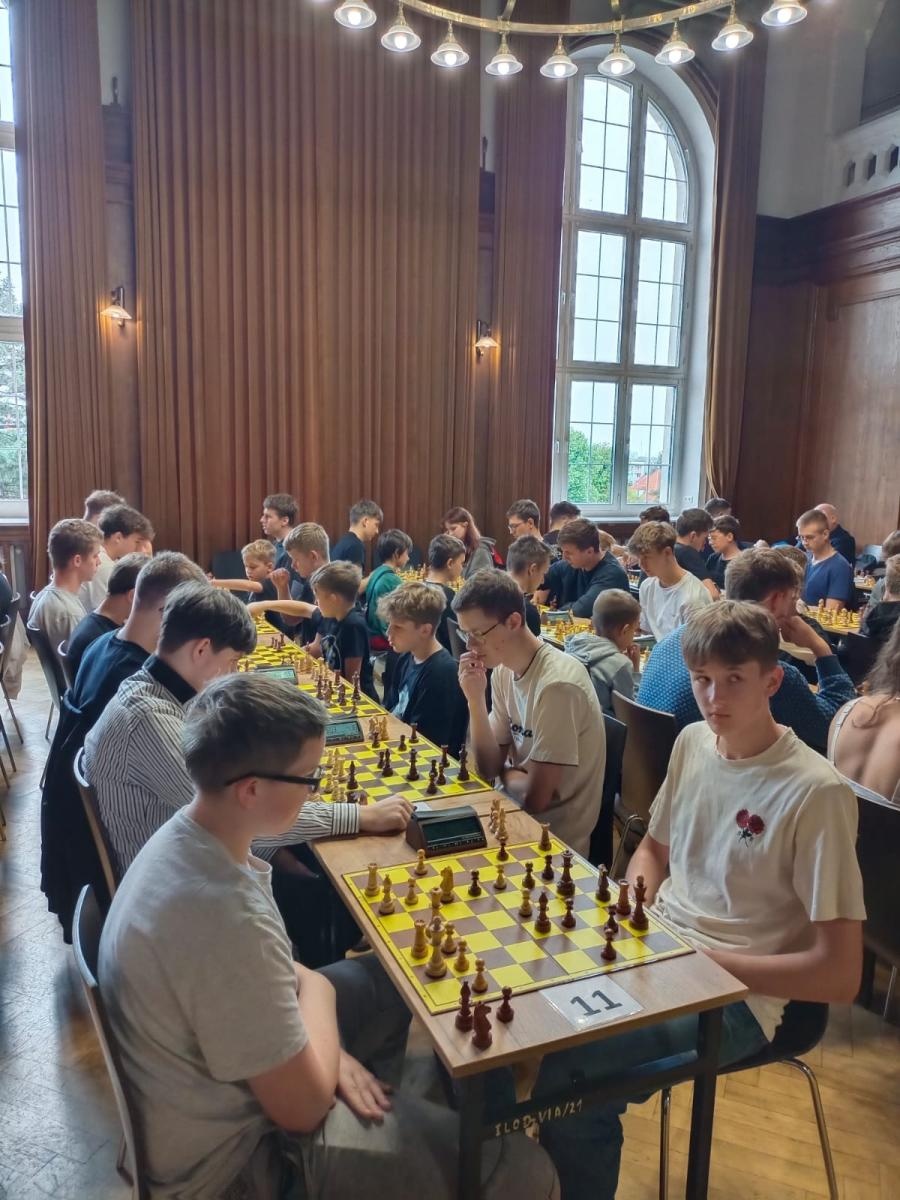 Zdjęcie w galerii na portalu naszraciborz.pl: II Turniej Szachowy o Puchar Dyrektora ZSO nr 1 w Raciborzu – 80 zawodników na 80-lecie szkoły! wiadomości z regionu