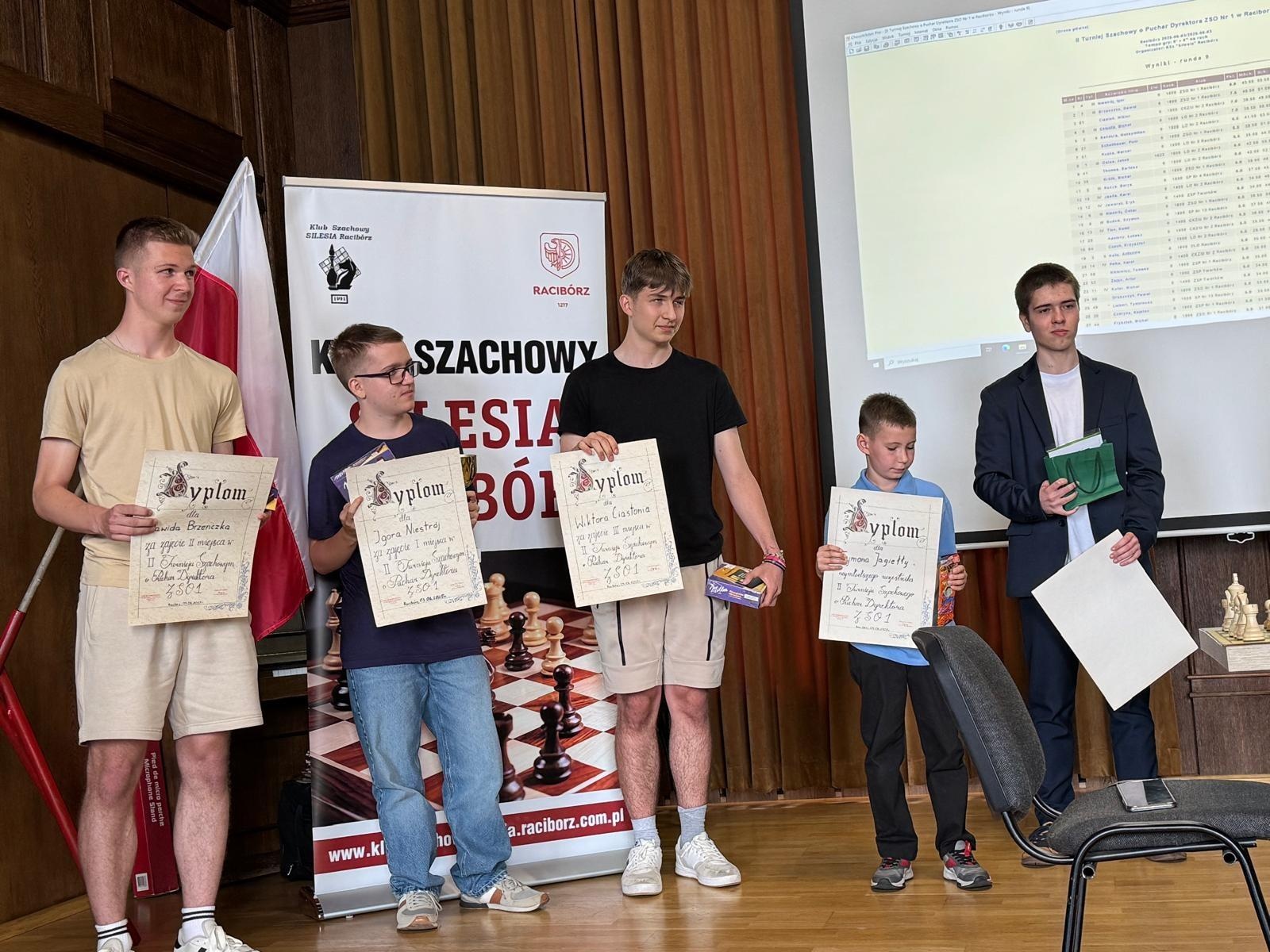 Zdjęcie w galerii na portalu naszraciborz.pl: II Turniej Szachowy o Puchar Dyrektora ZSO nr 1 w Raciborzu – 80 zawodników na 80-lecie szkoły! wiadomości z regionu
