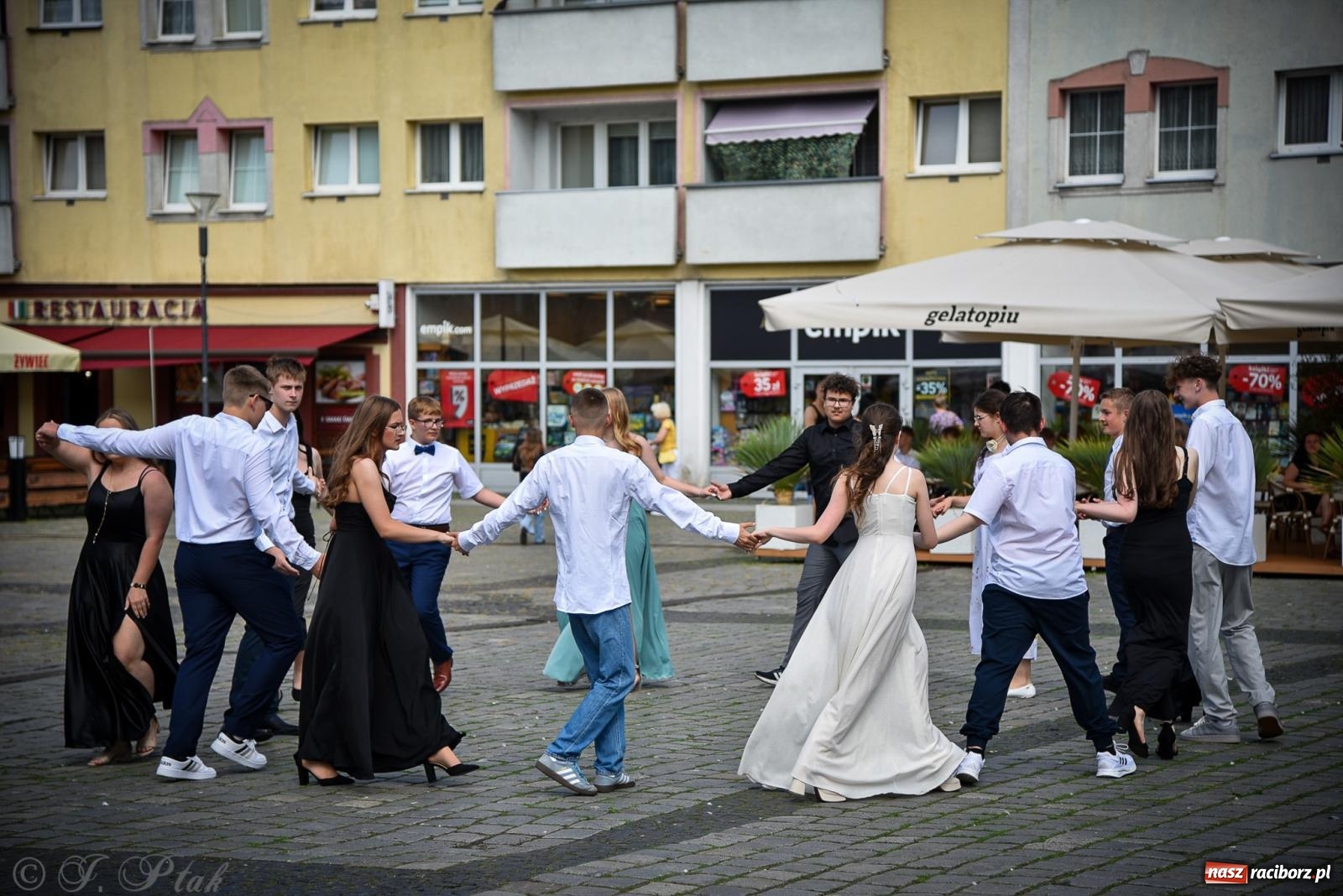 Zdjęcie w galerii na portalu naszraciborz.pl: Tradycyjny polonez ósmoklasistów z SP 1 na rynku w Raciborzu wiadomości z regionu