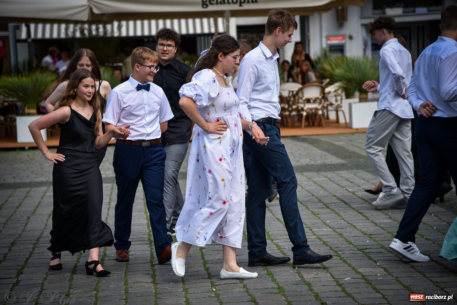 Zdjęcie w galerii na portalu naszraciborz.pl: Tradycyjny polonez ósmoklasistów z SP 1 na rynku w Raciborzu wiadomości z regionu