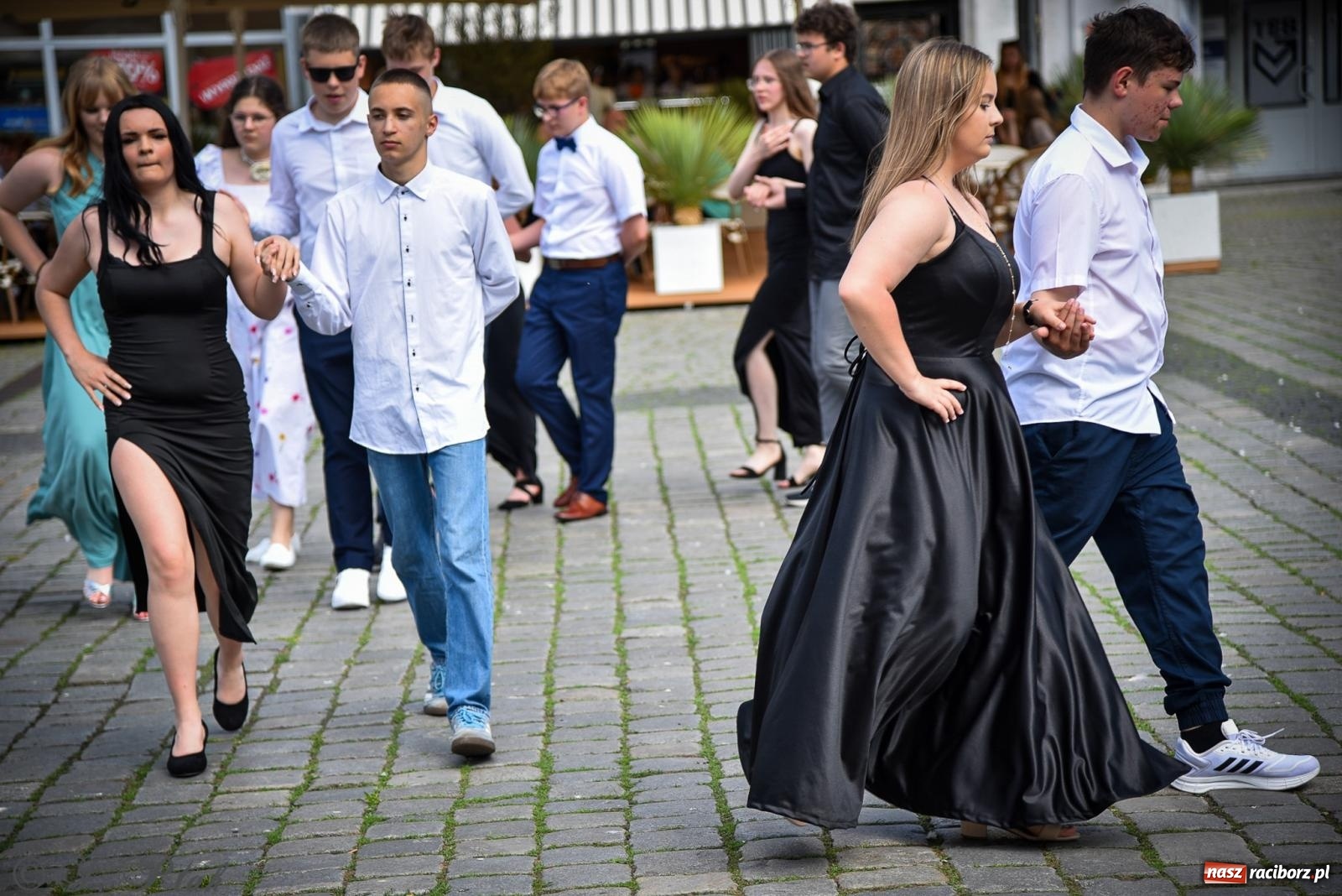 Zdjęcie w galerii na portalu naszraciborz.pl: Tradycyjny polonez ósmoklasistów z SP 1 na rynku w Raciborzu wiadomości z regionu