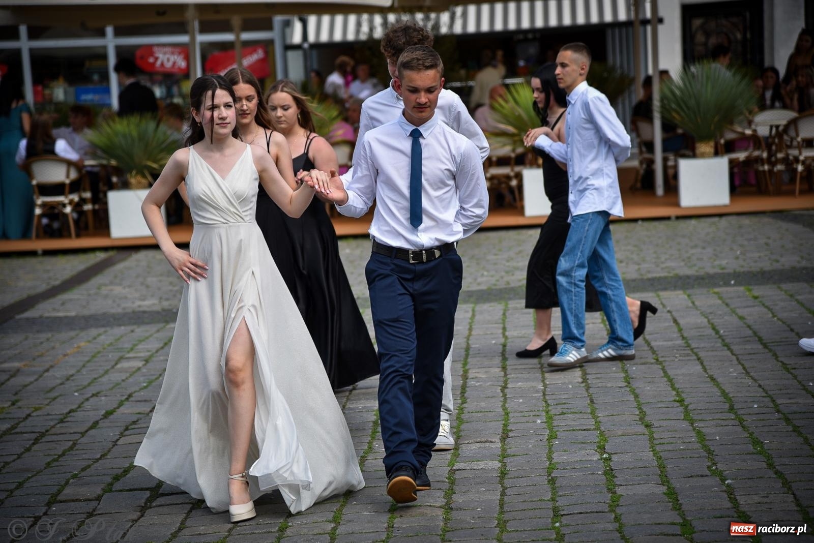 Zdjęcie w galerii na portalu naszraciborz.pl: Tradycyjny polonez ósmoklasistów z SP 1 na rynku w Raciborzu wiadomości z regionu