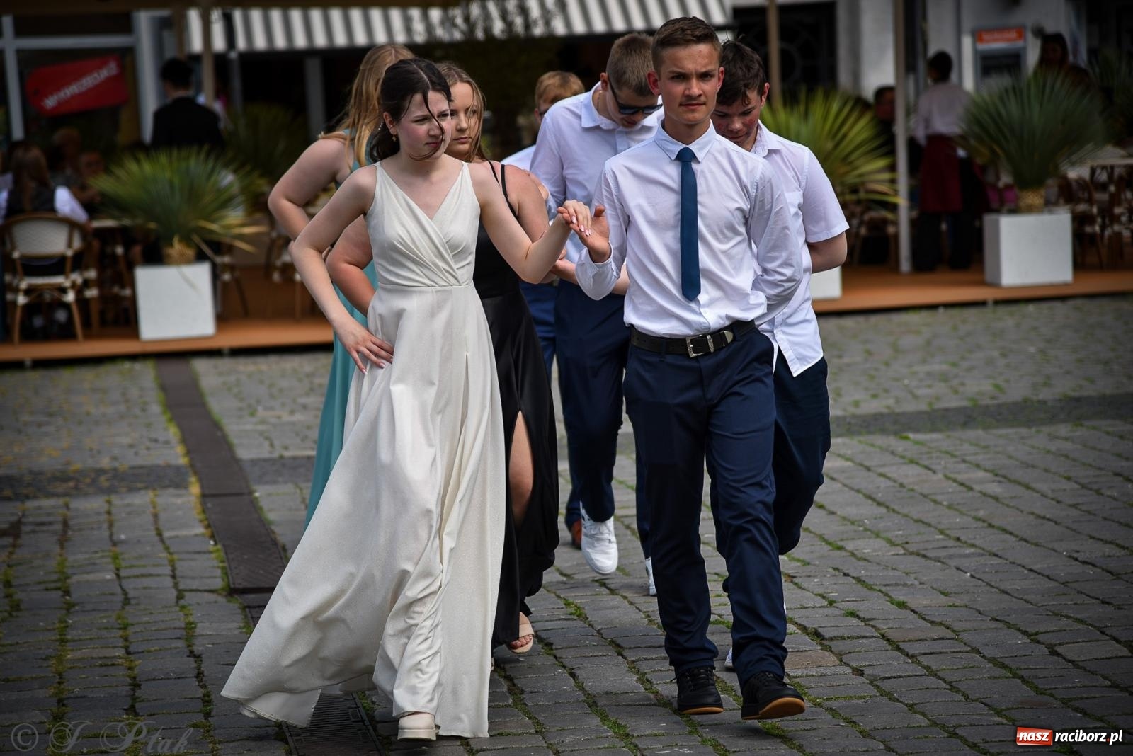 Zdjęcie w galerii na portalu naszraciborz.pl: Tradycyjny polonez ósmoklasistów z SP 1 na rynku w Raciborzu wiadomości z regionu