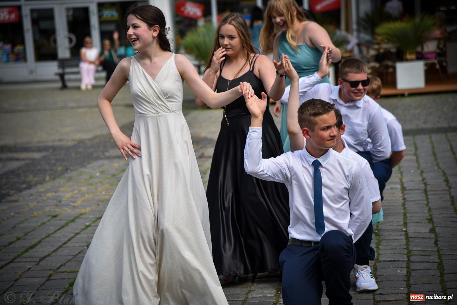 Zdjęcie w galerii na portalu naszraciborz.pl: Tradycyjny polonez ósmoklasistów z SP 1 na rynku w Raciborzu wiadomości z regionu