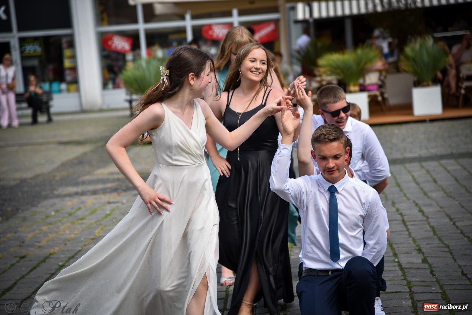 Zdjęcie w galerii na portalu naszraciborz.pl: Tradycyjny polonez ósmoklasistów z SP 1 na rynku w Raciborzu wiadomości z regionu