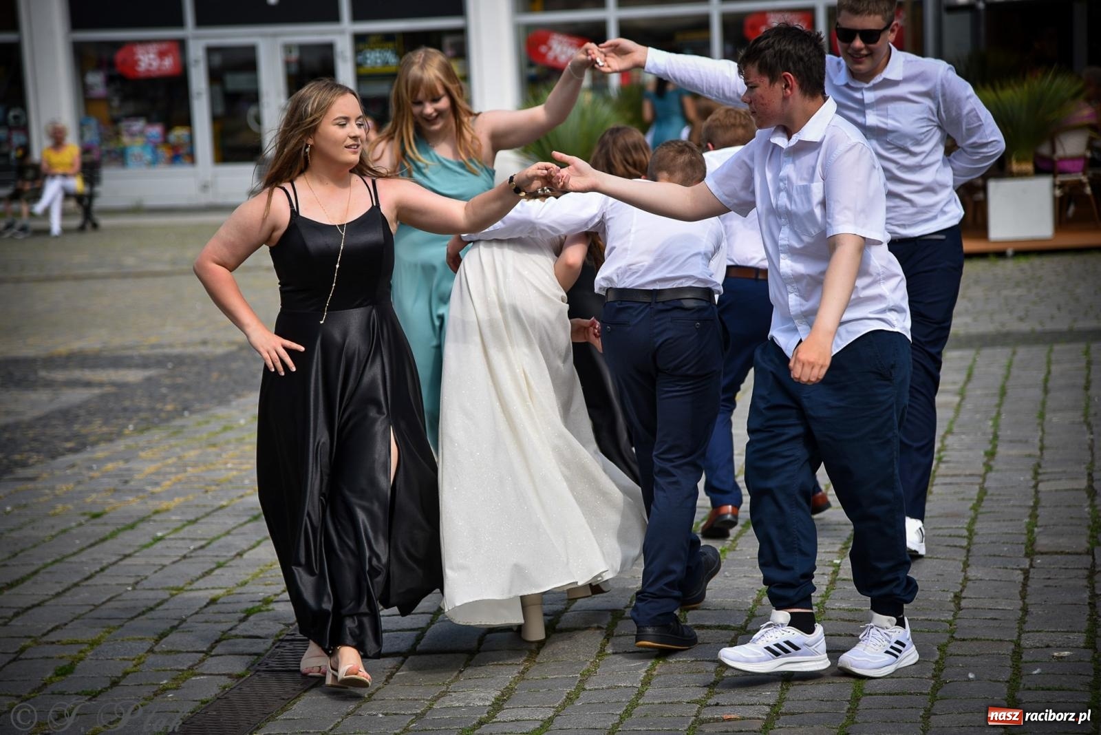 Zdjęcie w galerii na portalu naszraciborz.pl: Tradycyjny polonez ósmoklasistów z SP 1 na rynku w Raciborzu wiadomości z regionu