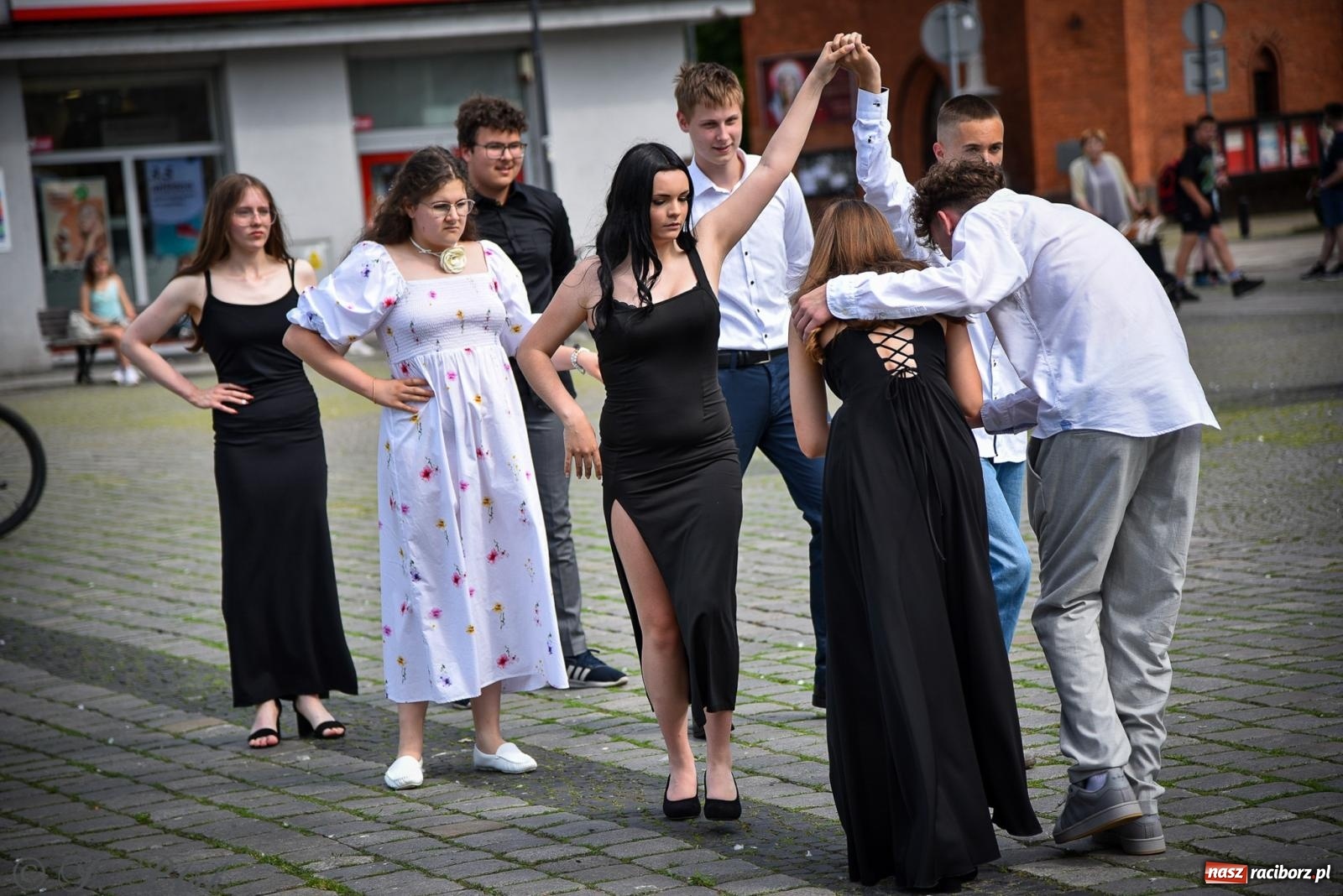 Zdjęcie w galerii na portalu naszraciborz.pl: Tradycyjny polonez ósmoklasistów z SP 1 na rynku w Raciborzu wiadomości z regionu