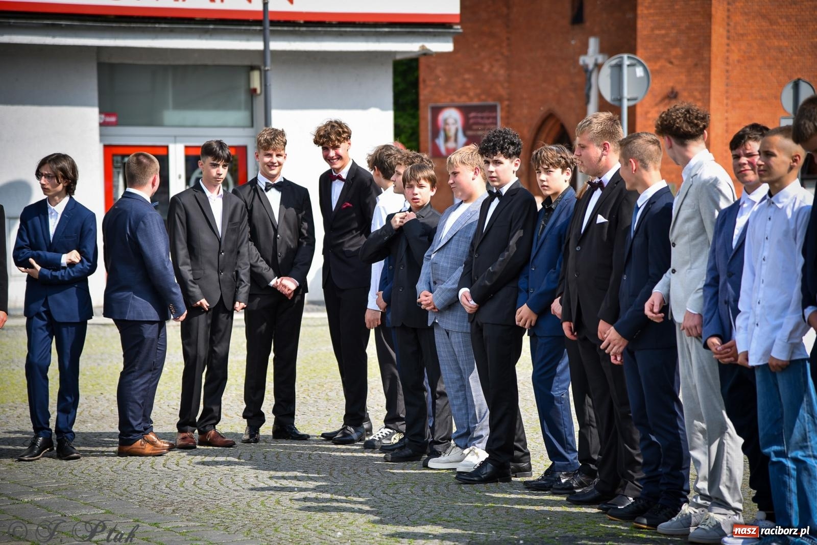 Zdjęcie w galerii na portalu naszraciborz.pl: Tradycyjny polonez ósmoklasistów z SP 1 na rynku w Raciborzu wiadomości z regionu