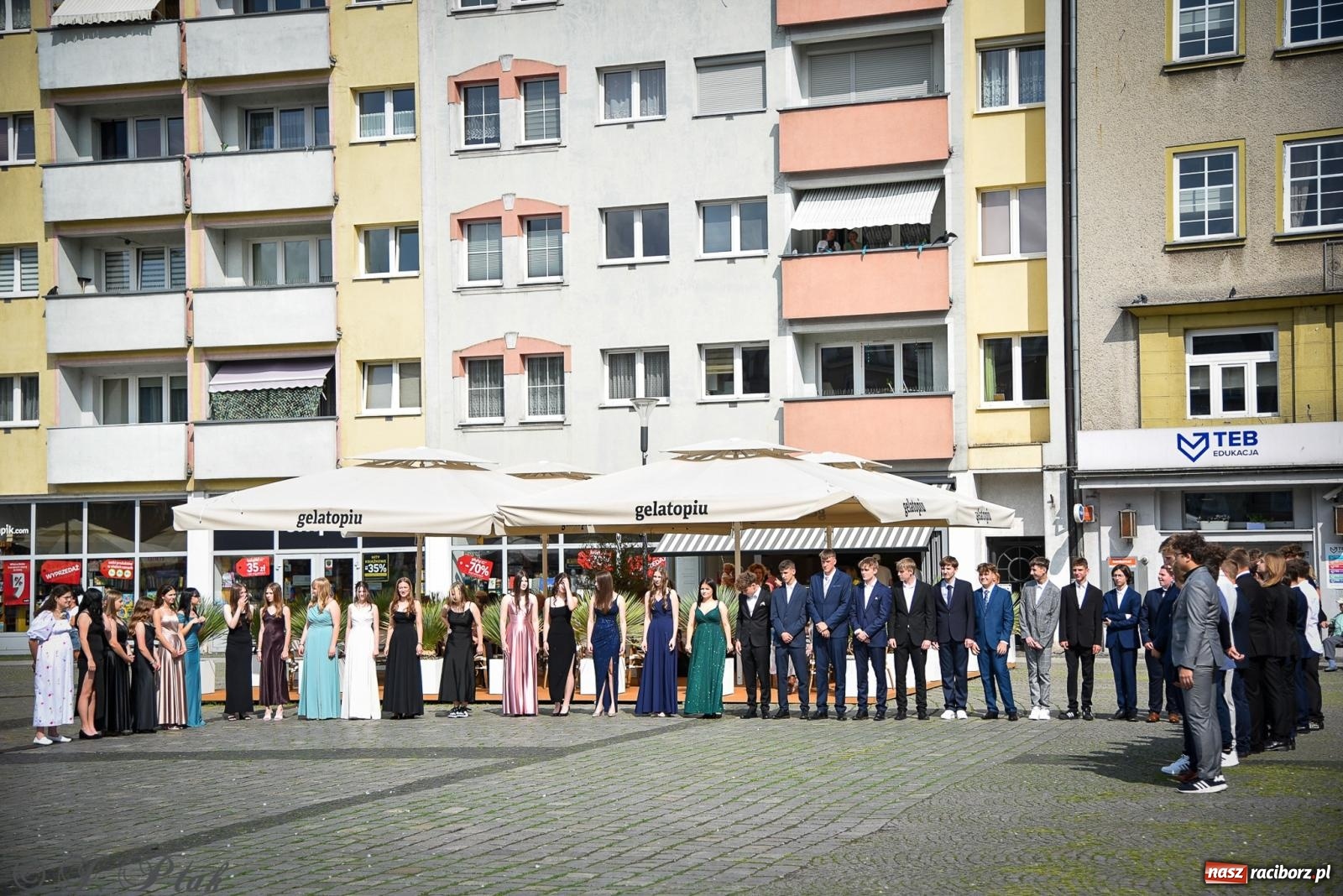 Zdjęcie w galerii na portalu naszraciborz.pl: Tradycyjny polonez ósmoklasistów z SP 1 na rynku w Raciborzu wiadomości z regionu