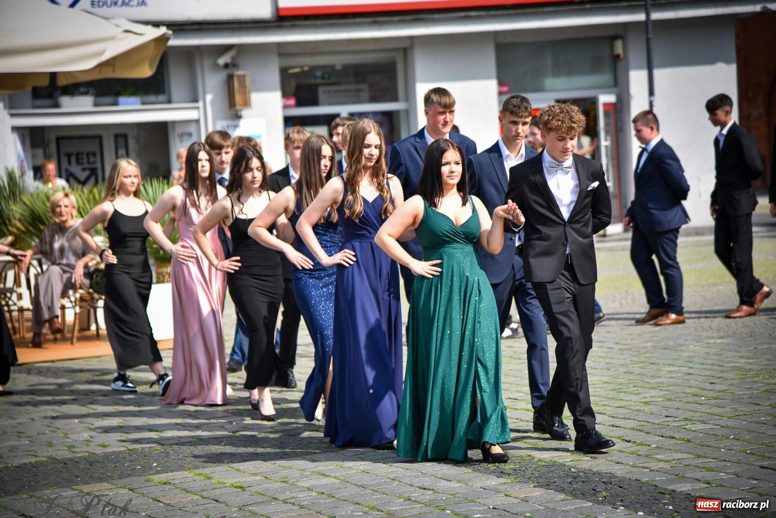 Zdjęcie w galerii na portalu naszraciborz.pl: Tradycyjny polonez ósmoklasistów z SP 1 na rynku w Raciborzu wiadomości z regionu