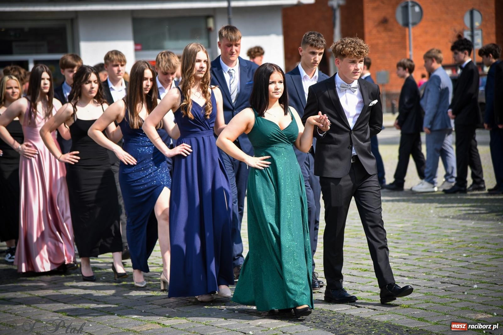 Zdjęcie w galerii na portalu naszraciborz.pl: Tradycyjny polonez ósmoklasistów z SP 1 na rynku w Raciborzu wiadomości z regionu