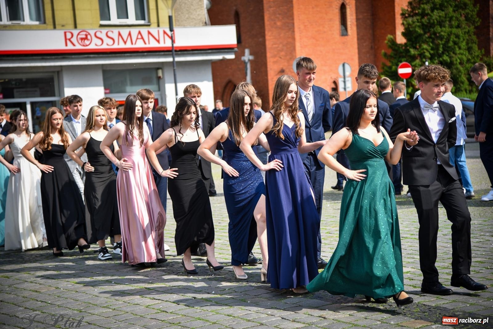 Zdjęcie w galerii na portalu naszraciborz.pl: Tradycyjny polonez ósmoklasistów z SP 1 na rynku w Raciborzu wiadomości z regionu