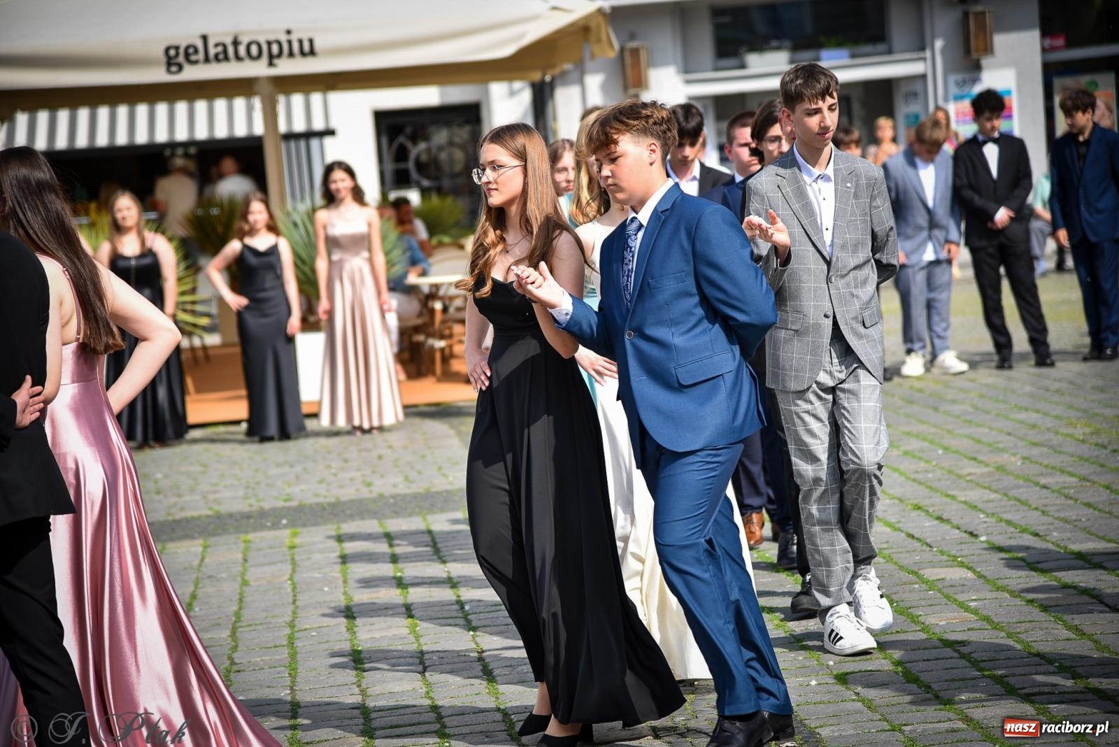 Zdjęcie w galerii na portalu naszraciborz.pl: Tradycyjny polonez ósmoklasistów z SP 1 na rynku w Raciborzu wiadomości z regionu