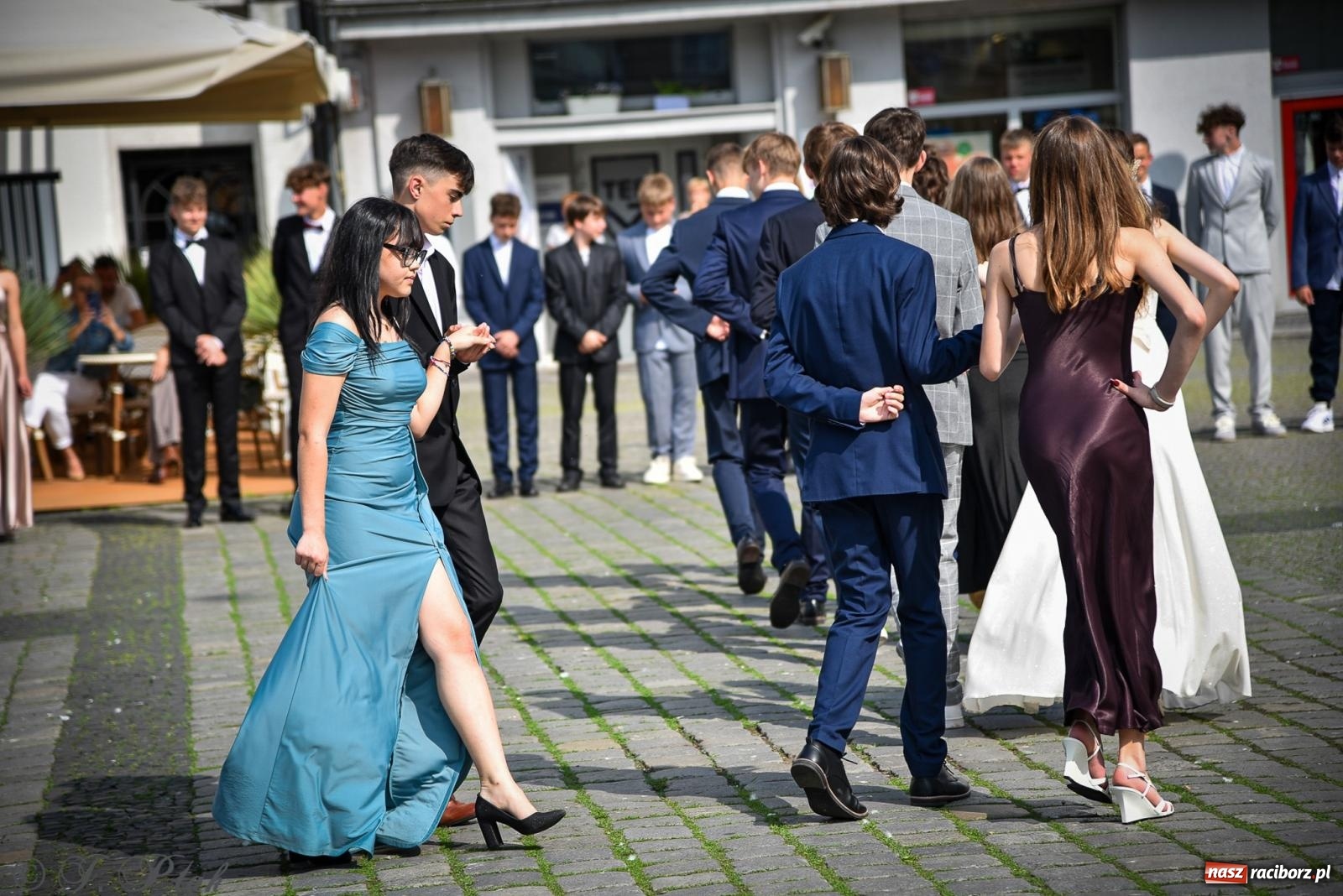 Zdjęcie w galerii na portalu naszraciborz.pl: Tradycyjny polonez ósmoklasistów z SP 1 na rynku w Raciborzu wiadomości z regionu