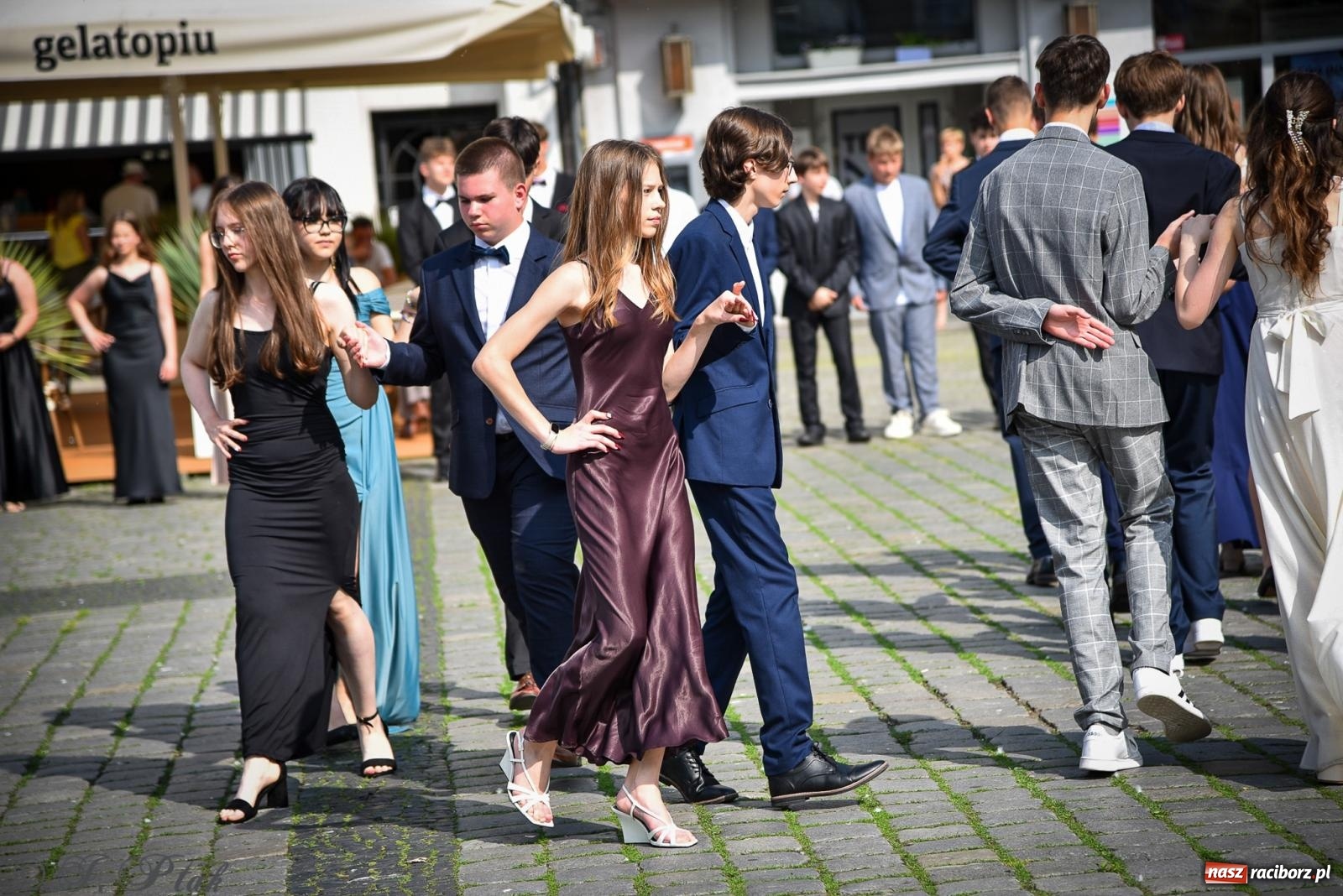 Zdjęcie w galerii na portalu naszraciborz.pl: Tradycyjny polonez ósmoklasistów z SP 1 na rynku w Raciborzu wiadomości z regionu