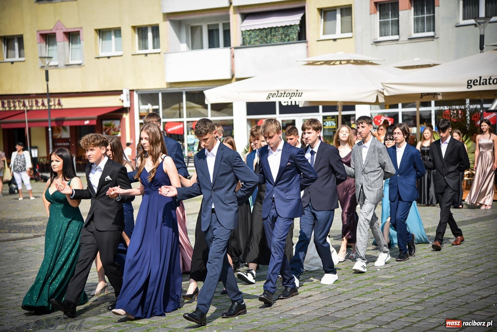 Zdjęcie w galerii na portalu naszraciborz.pl: Tradycyjny polonez ósmoklasistów z SP 1 na rynku w Raciborzu wiadomości z regionu