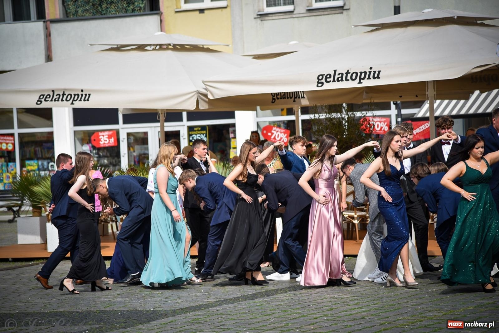 Zdjęcie w galerii na portalu naszraciborz.pl: Tradycyjny polonez ósmoklasistów z SP 1 na rynku w Raciborzu wiadomości z regionu