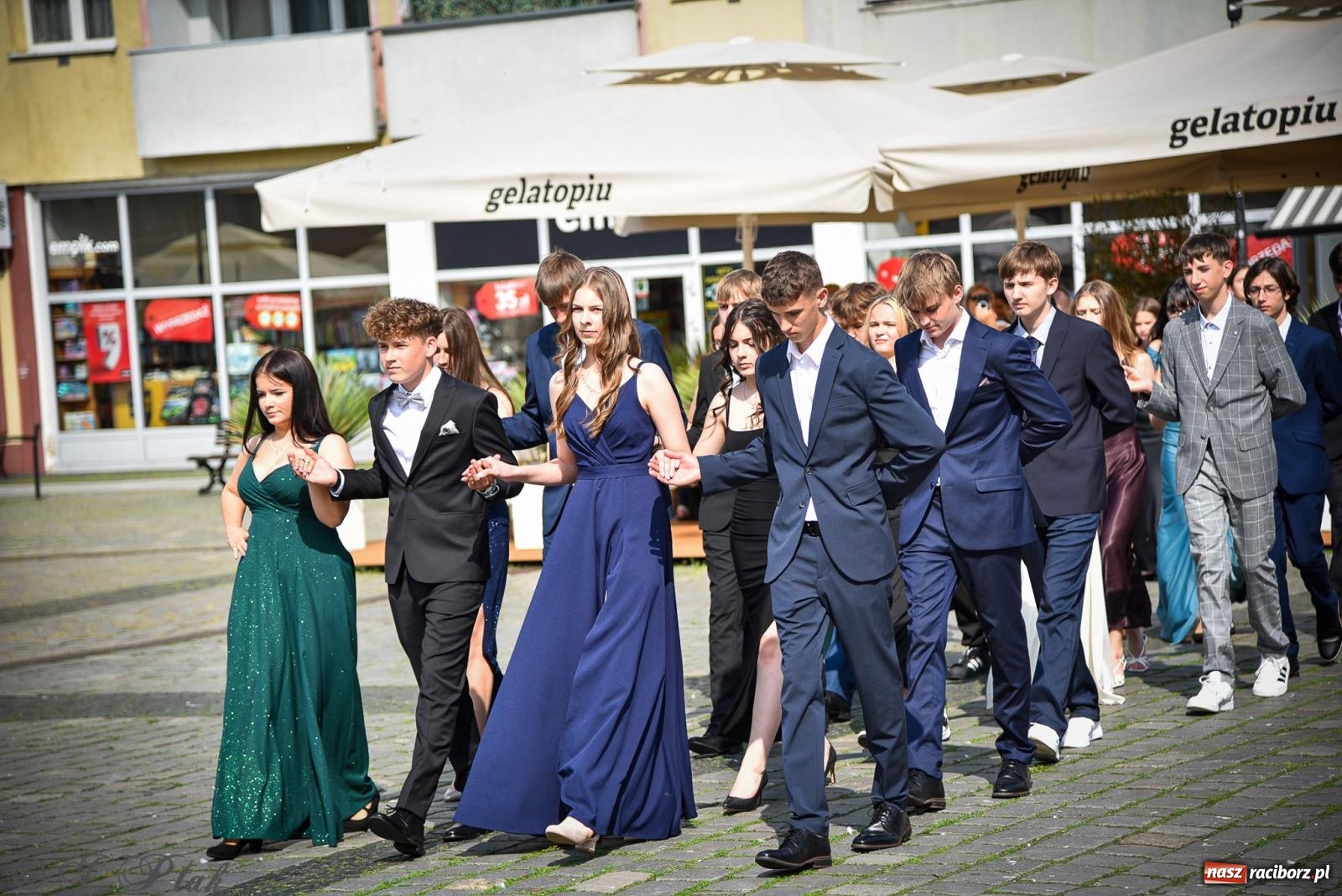 Zdjęcie w galerii na portalu naszraciborz.pl: Tradycyjny polonez ósmoklasistów z SP 1 na rynku w Raciborzu wiadomości z regionu
