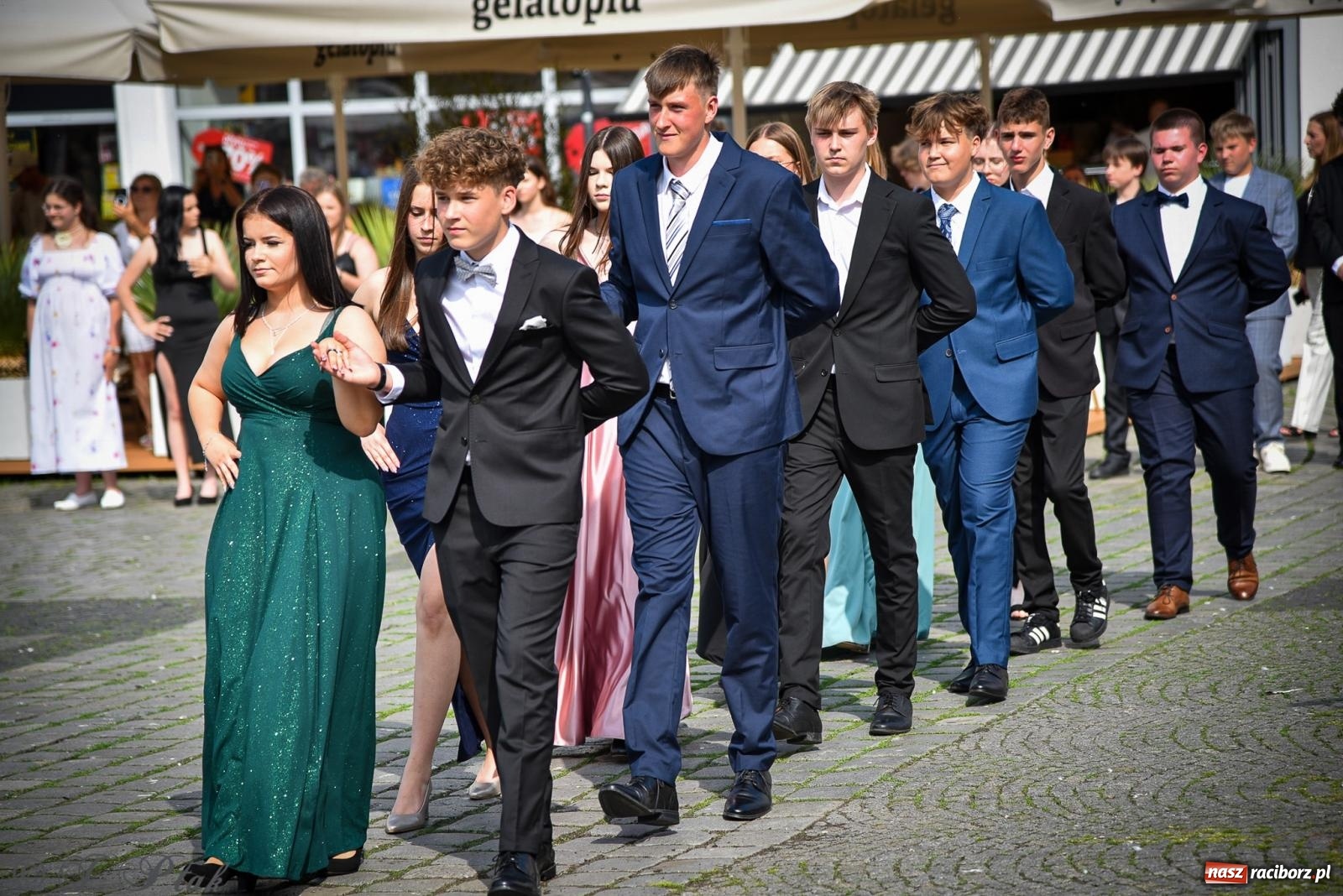 Zdjęcie w galerii na portalu naszraciborz.pl: Tradycyjny polonez ósmoklasistów z SP 1 na rynku w Raciborzu wiadomości z regionu
