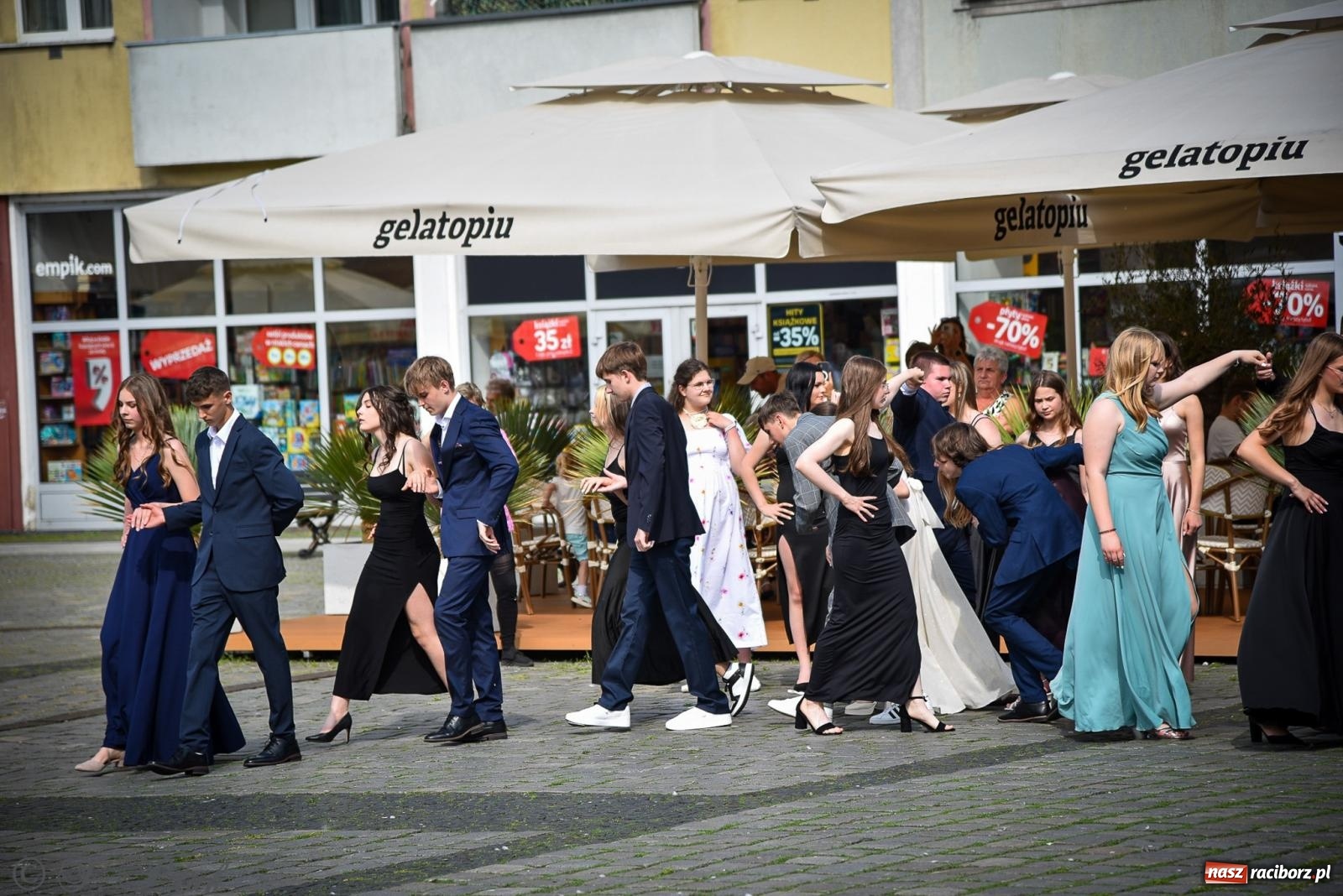 Zdjęcie w galerii na portalu naszraciborz.pl: Tradycyjny polonez ósmoklasistów z SP 1 na rynku w Raciborzu wiadomości z regionu