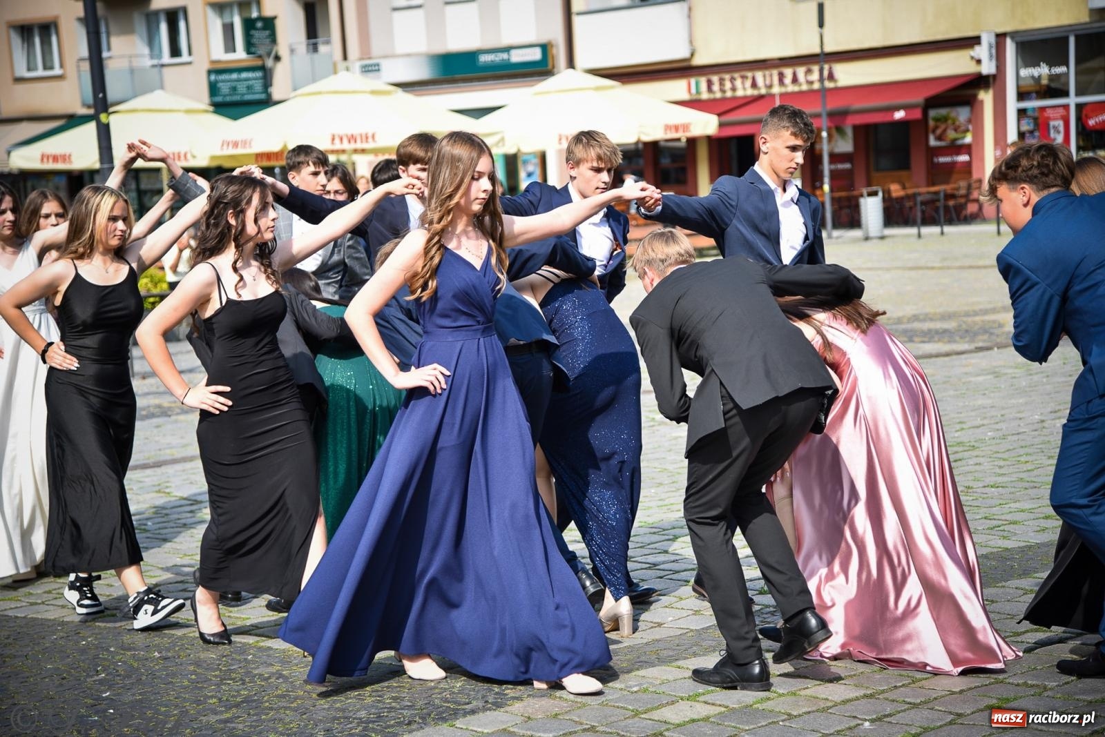 Zdjęcie w galerii na portalu naszraciborz.pl: Tradycyjny polonez ósmoklasistów z SP 1 na rynku w Raciborzu wiadomości z regionu