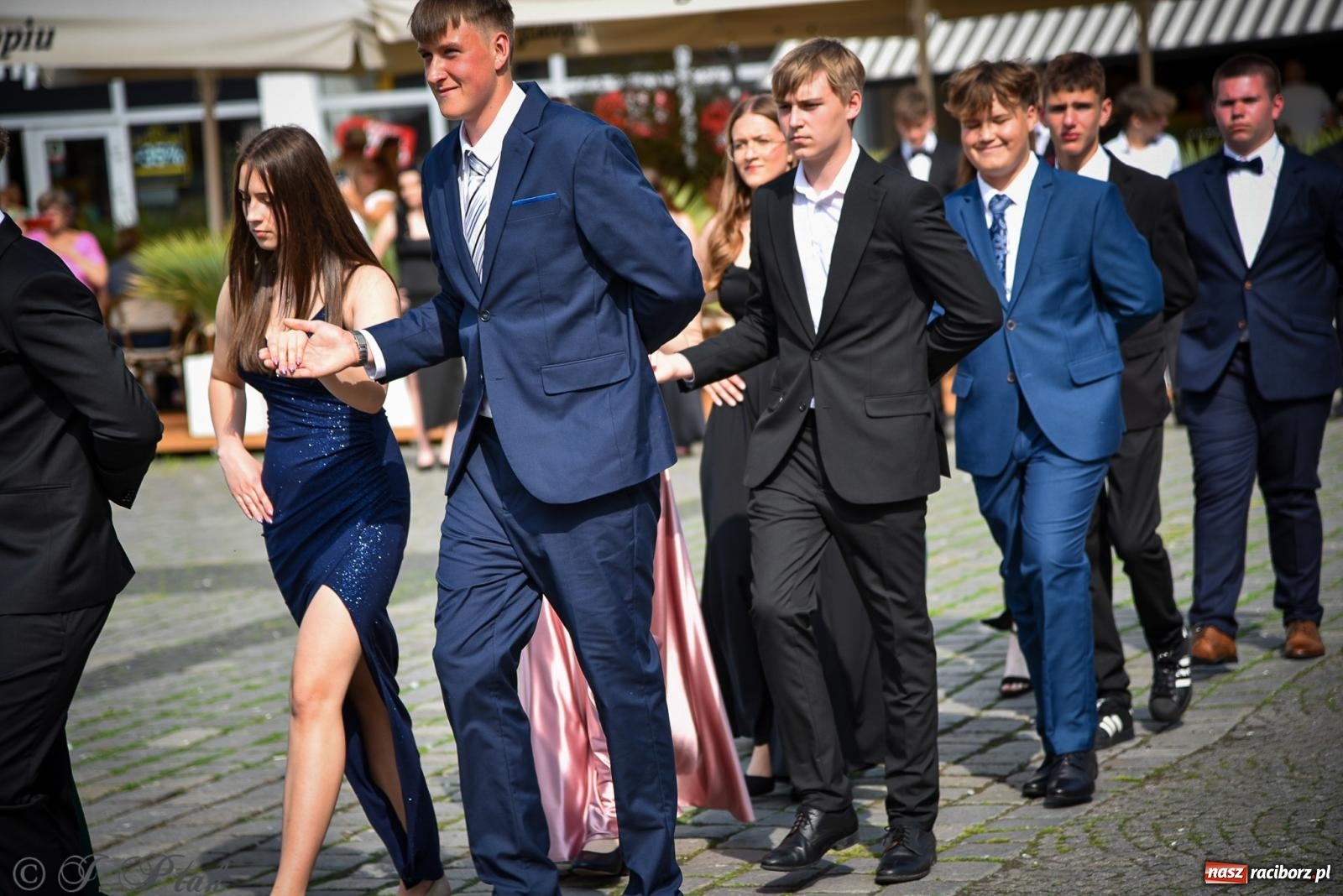Zdjęcie w galerii na portalu naszraciborz.pl: Tradycyjny polonez ósmoklasistów z SP 1 na rynku w Raciborzu wiadomości z regionu