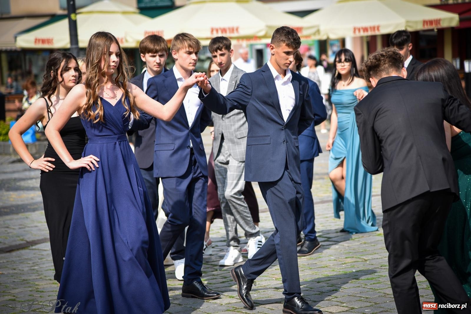Zdjęcie w galerii na portalu naszraciborz.pl: Tradycyjny polonez ósmoklasistów z SP 1 na rynku w Raciborzu wiadomości z regionu