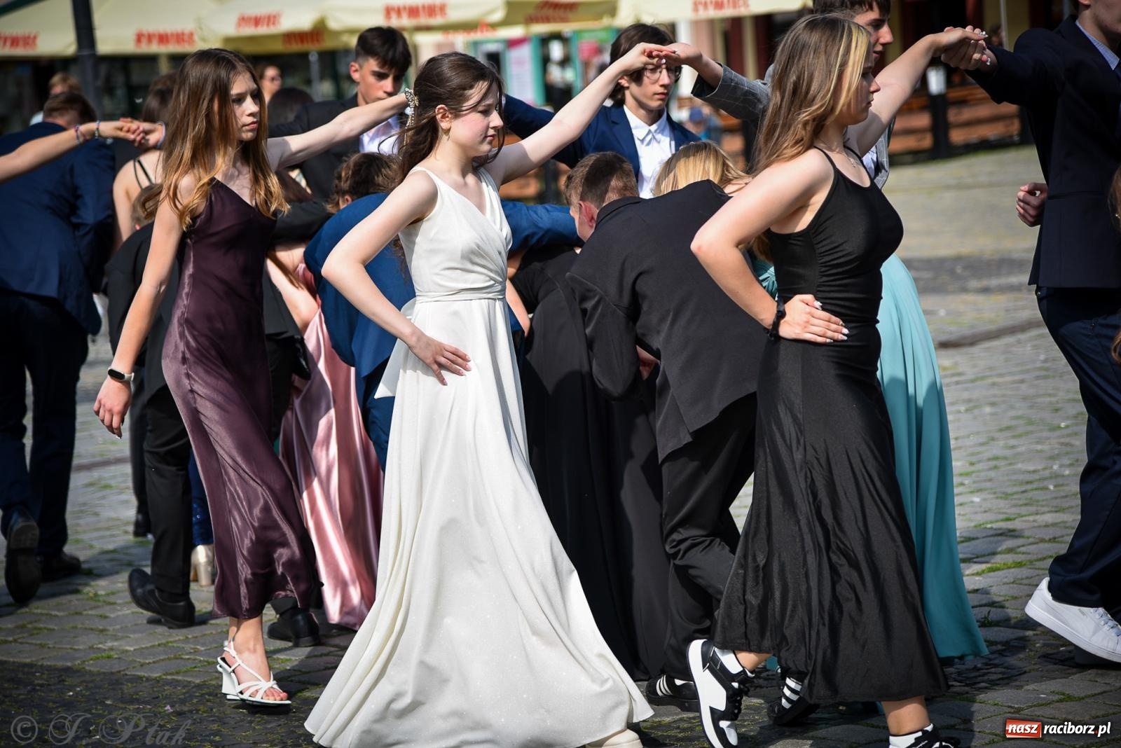 Zdjęcie w galerii na portalu naszraciborz.pl: Tradycyjny polonez ósmoklasistów z SP 1 na rynku w Raciborzu wiadomości z regionu