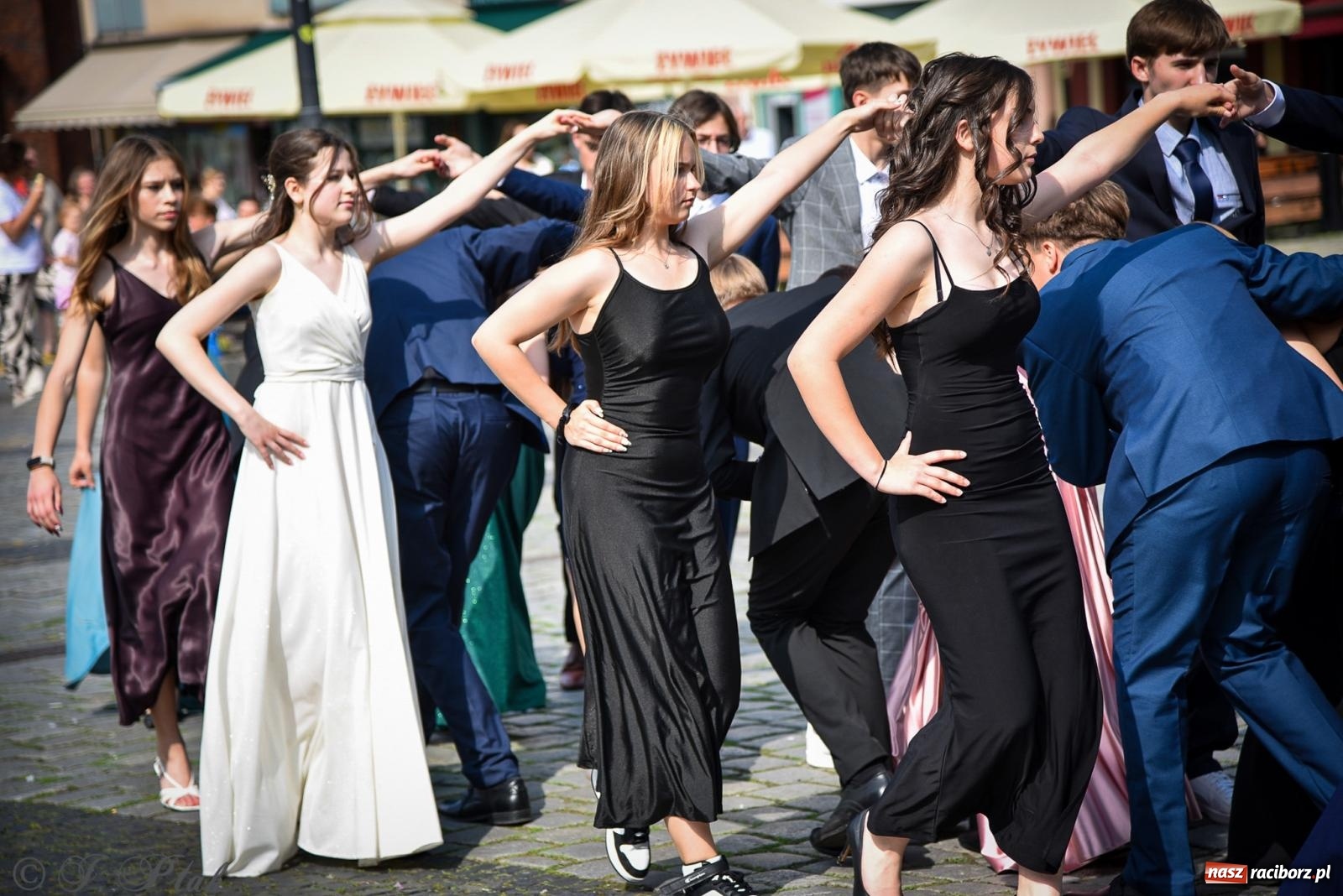 Zdjęcie w galerii na portalu naszraciborz.pl: Tradycyjny polonez ósmoklasistów z SP 1 na rynku w Raciborzu wiadomości z regionu