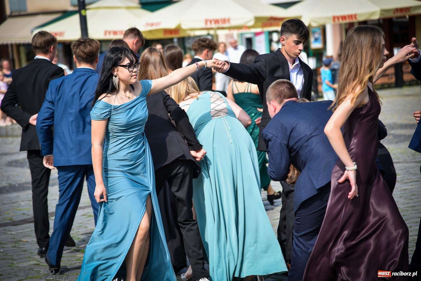 Zdjęcie w galerii na portalu naszraciborz.pl: Tradycyjny polonez ósmoklasistów z SP 1 na rynku w Raciborzu wiadomości z regionu