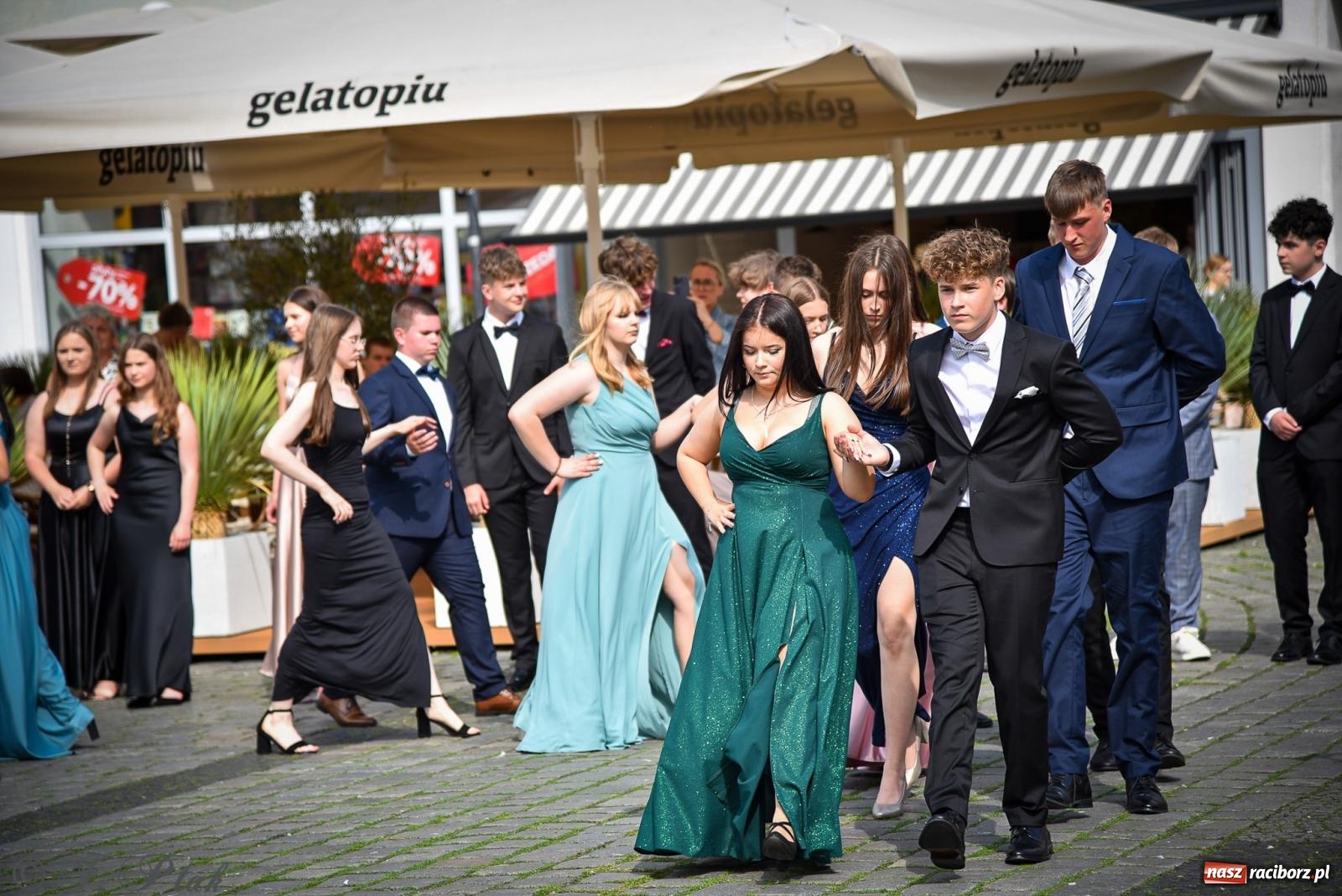 Zdjęcie w galerii na portalu naszraciborz.pl: Tradycyjny polonez ósmoklasistów z SP 1 na rynku w Raciborzu wiadomości z regionu