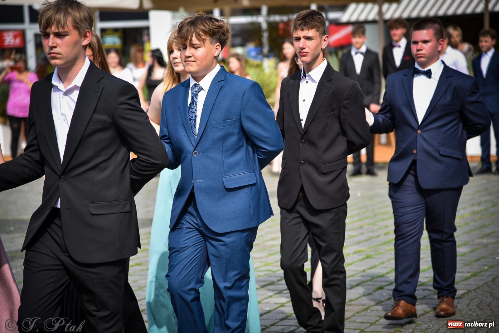 Zdjęcie w galerii na portalu naszraciborz.pl: Tradycyjny polonez ósmoklasistów z SP 1 na rynku w Raciborzu wiadomości z regionu