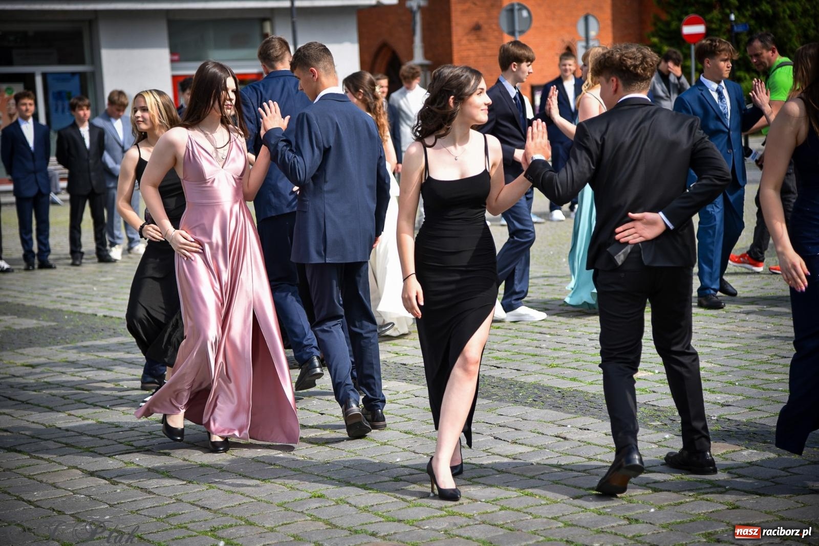 Zdjęcie w galerii na portalu naszraciborz.pl: Tradycyjny polonez ósmoklasistów z SP 1 na rynku w Raciborzu wiadomości z regionu