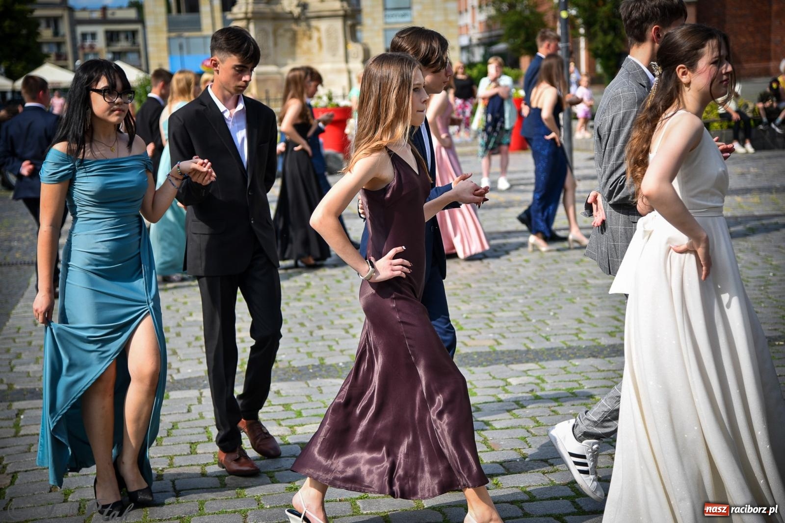 Zdjęcie w galerii na portalu naszraciborz.pl: Tradycyjny polonez ósmoklasistów z SP 1 na rynku w Raciborzu wiadomości z regionu