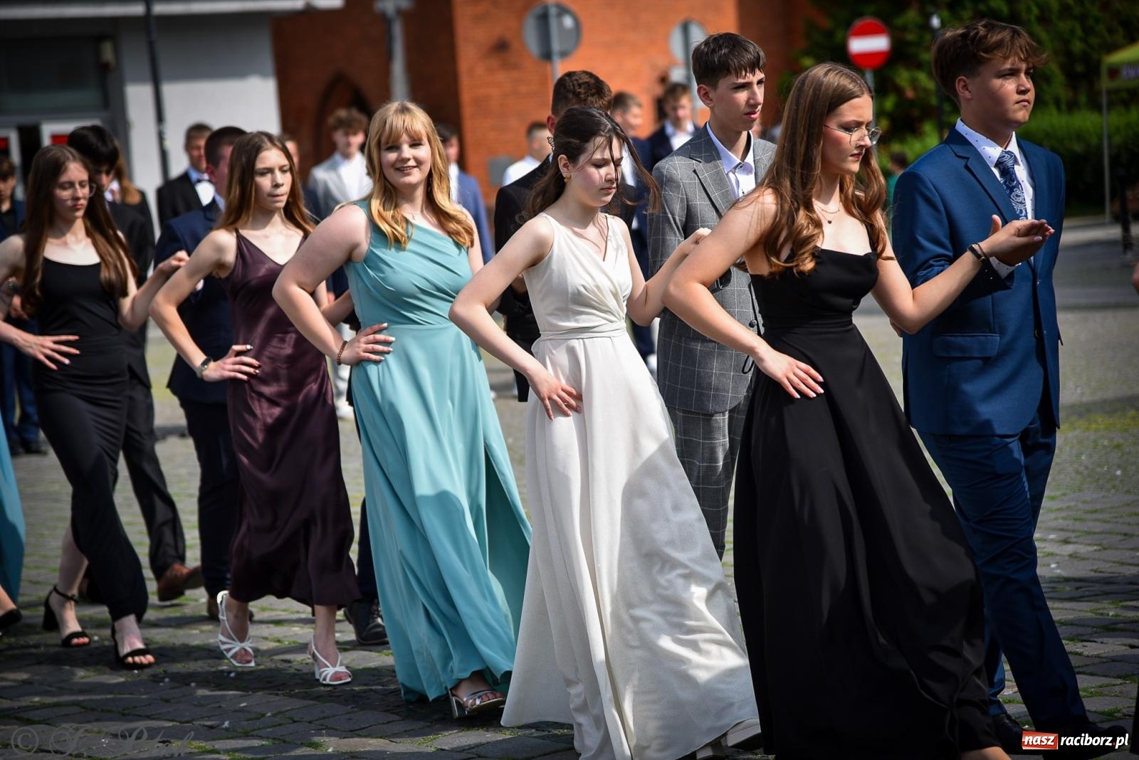 Zdjęcie w galerii na portalu naszraciborz.pl: Tradycyjny polonez ósmoklasistów z SP 1 na rynku w Raciborzu wiadomości z regionu