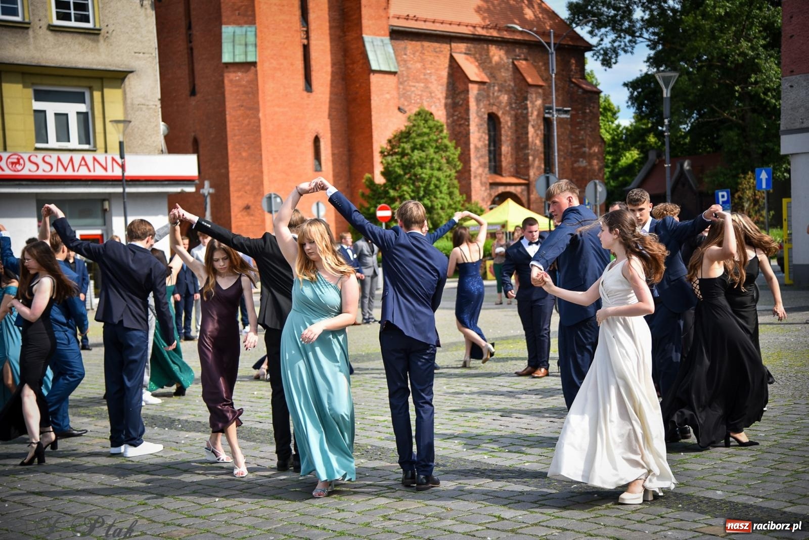 Zdjęcie w galerii na portalu naszraciborz.pl: Tradycyjny polonez ósmoklasistów z SP 1 na rynku w Raciborzu wiadomości z regionu
