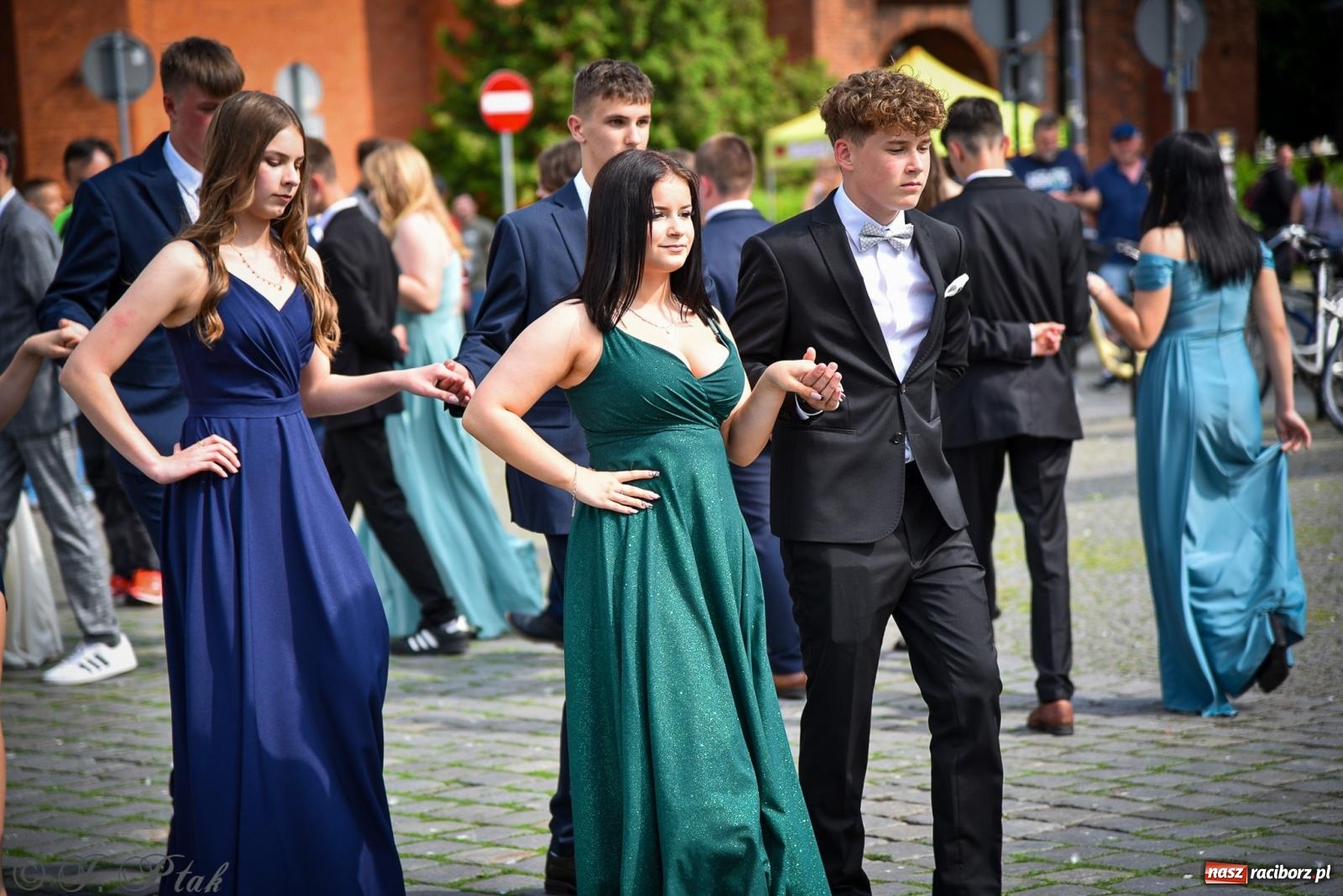 Zdjęcie w galerii na portalu naszraciborz.pl: Tradycyjny polonez ósmoklasistów z SP 1 na rynku w Raciborzu wiadomości z regionu