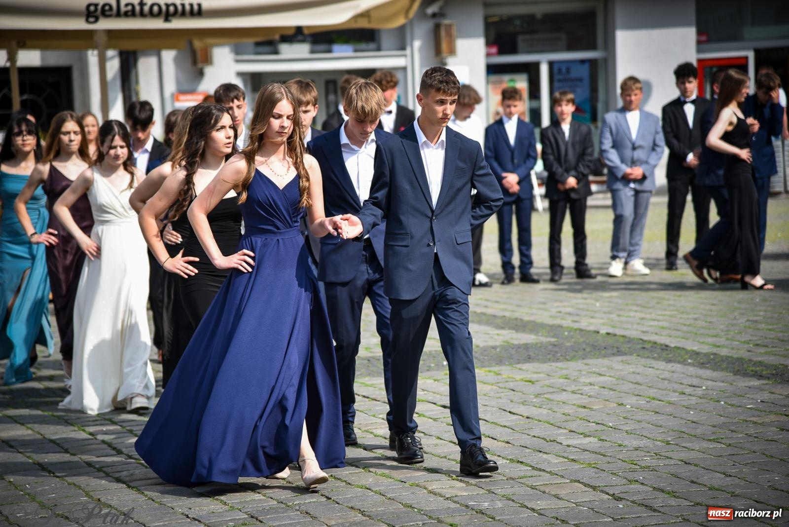 Zdjęcie w galerii na portalu naszraciborz.pl: Tradycyjny polonez ósmoklasistów z SP 1 na rynku w Raciborzu wiadomości z regionu