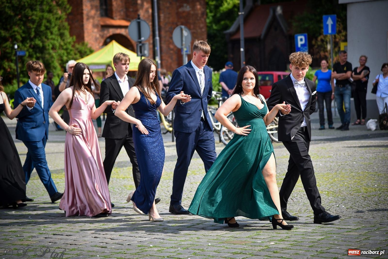 Zdjęcie w galerii na portalu naszraciborz.pl: Tradycyjny polonez ósmoklasistów z SP 1 na rynku w Raciborzu wiadomości z regionu