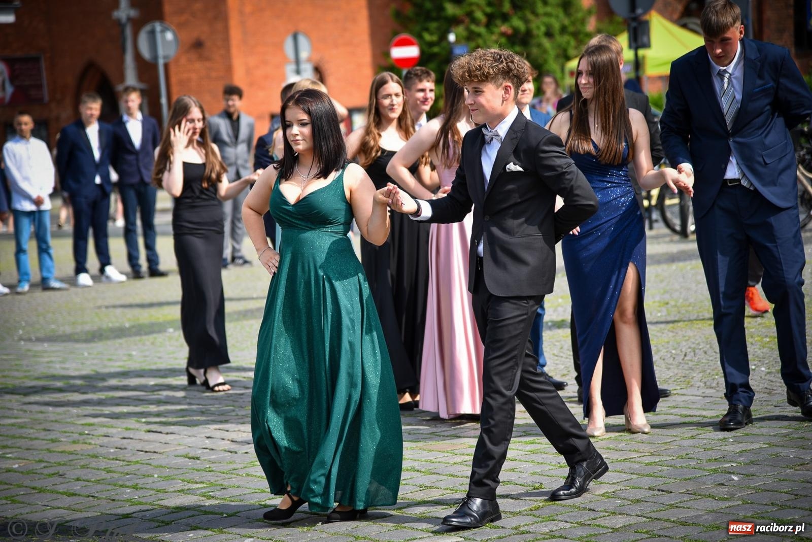 Zdjęcie w galerii na portalu naszraciborz.pl: Tradycyjny polonez ósmoklasistów z SP 1 na rynku w Raciborzu wiadomości z regionu