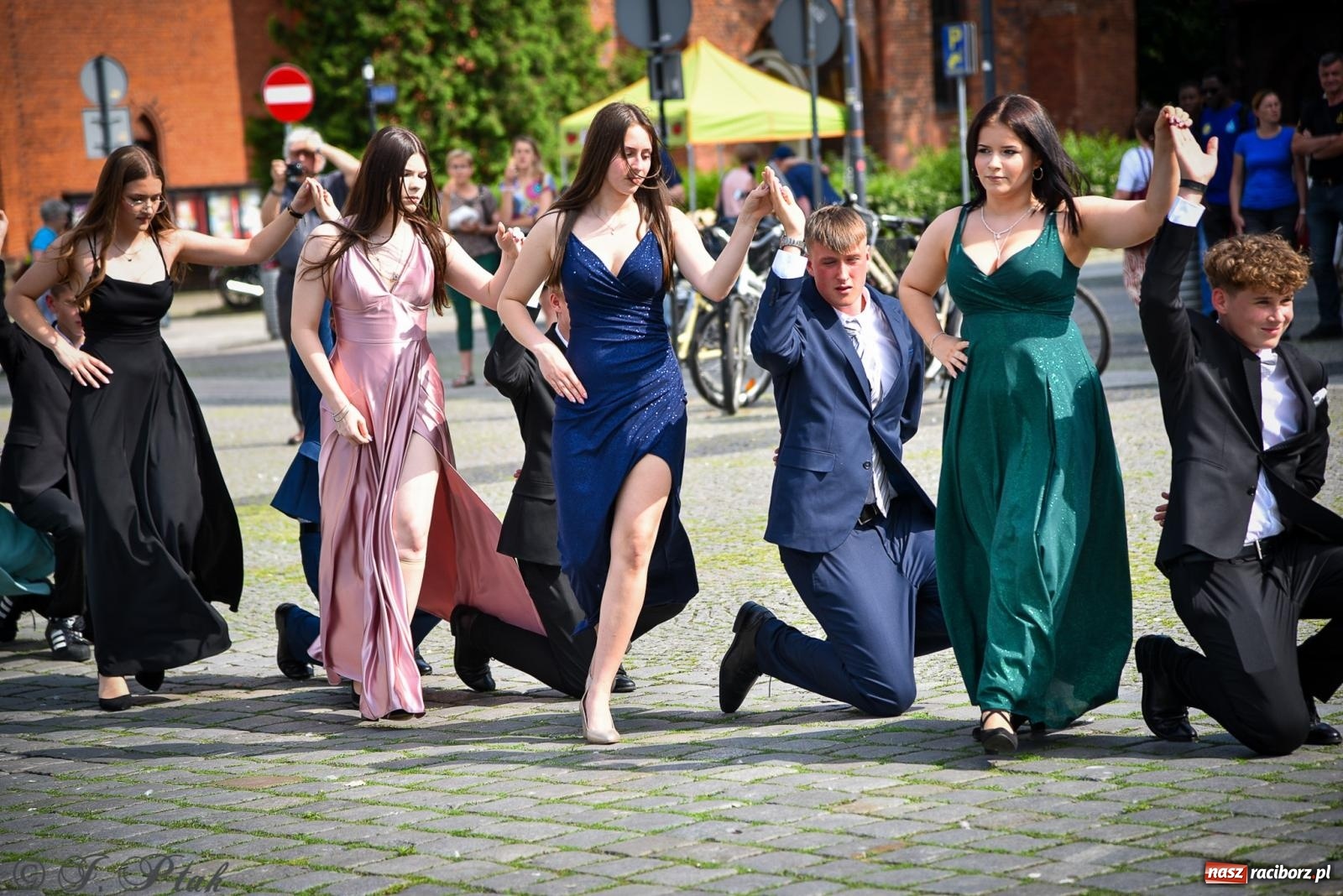 Zdjęcie w galerii na portalu naszraciborz.pl: Tradycyjny polonez ósmoklasistów z SP 1 na rynku w Raciborzu wiadomości z regionu