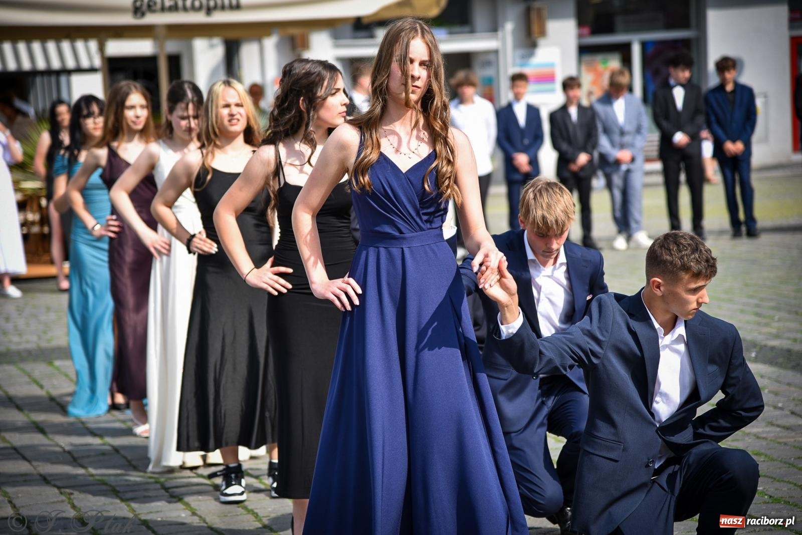 Zdjęcie w galerii na portalu naszraciborz.pl: Tradycyjny polonez ósmoklasistów z SP 1 na rynku w Raciborzu wiadomości z regionu