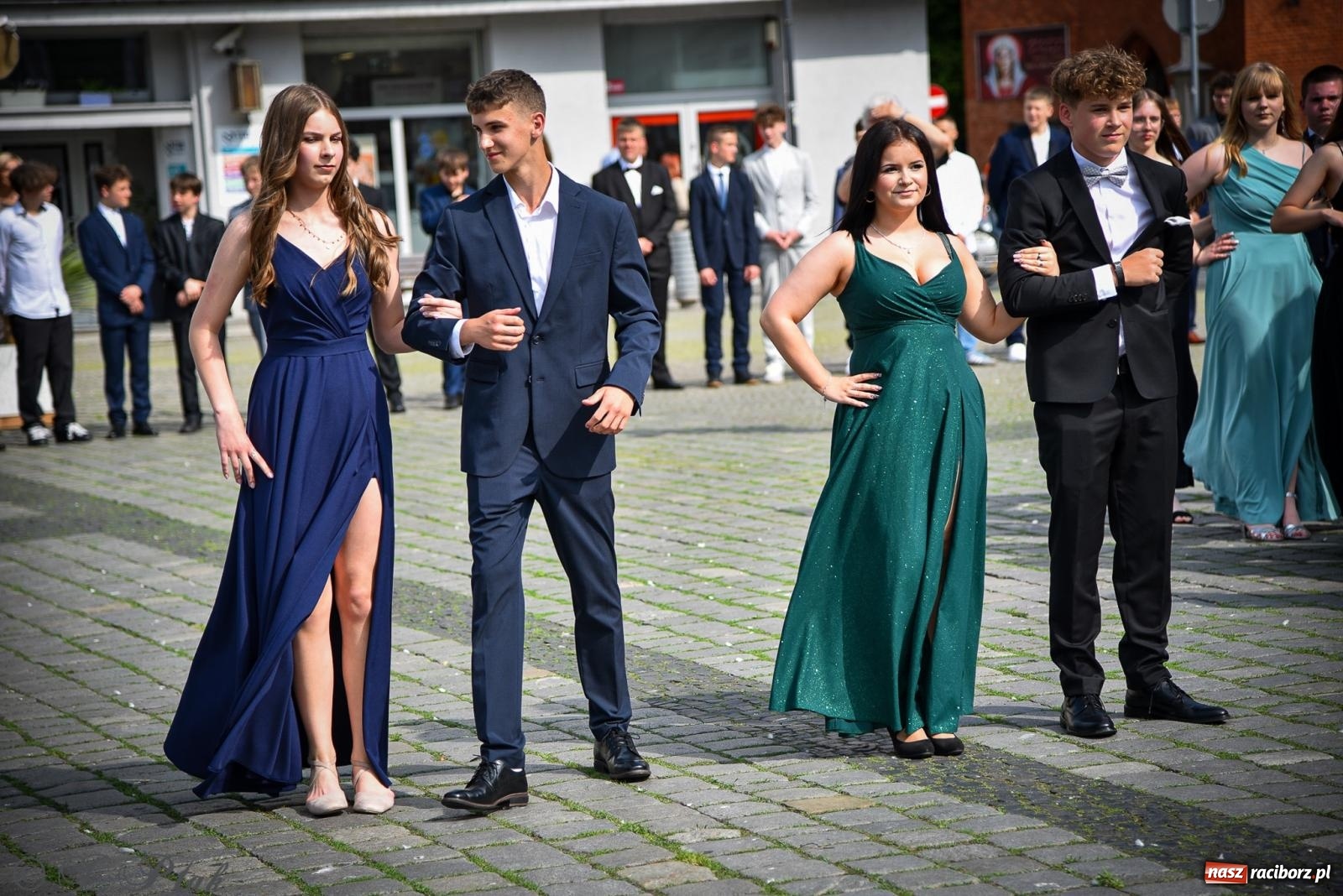 Zdjęcie w galerii na portalu naszraciborz.pl: Tradycyjny polonez ósmoklasistów z SP 1 na rynku w Raciborzu wiadomości z regionu