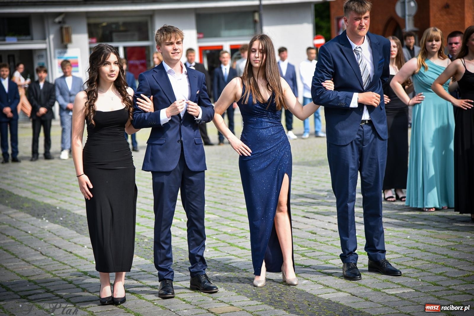 Zdjęcie w galerii na portalu naszraciborz.pl: Tradycyjny polonez ósmoklasistów z SP 1 na rynku w Raciborzu wiadomości z regionu