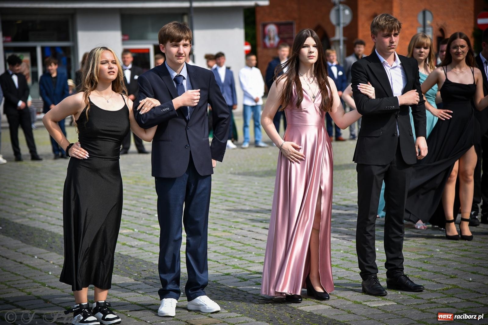 Zdjęcie w galerii na portalu naszraciborz.pl: Tradycyjny polonez ósmoklasistów z SP 1 na rynku w Raciborzu wiadomości z regionu