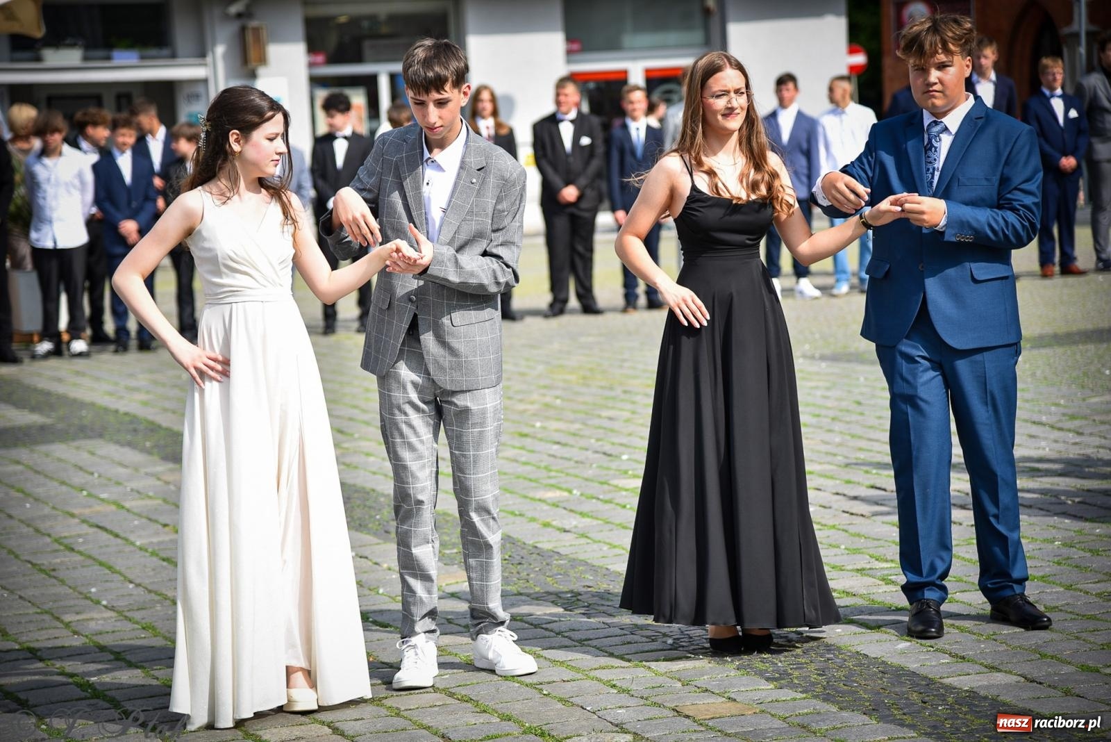 Zdjęcie w galerii na portalu naszraciborz.pl: Tradycyjny polonez ósmoklasistów z SP 1 na rynku w Raciborzu wiadomości z regionu