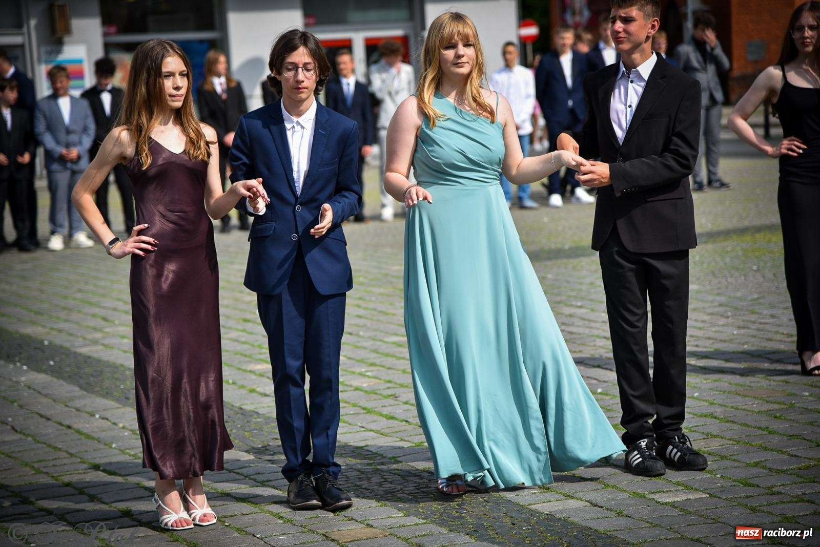 Zdjęcie w galerii na portalu naszraciborz.pl: Tradycyjny polonez ósmoklasistów z SP 1 na rynku w Raciborzu wiadomości z regionu