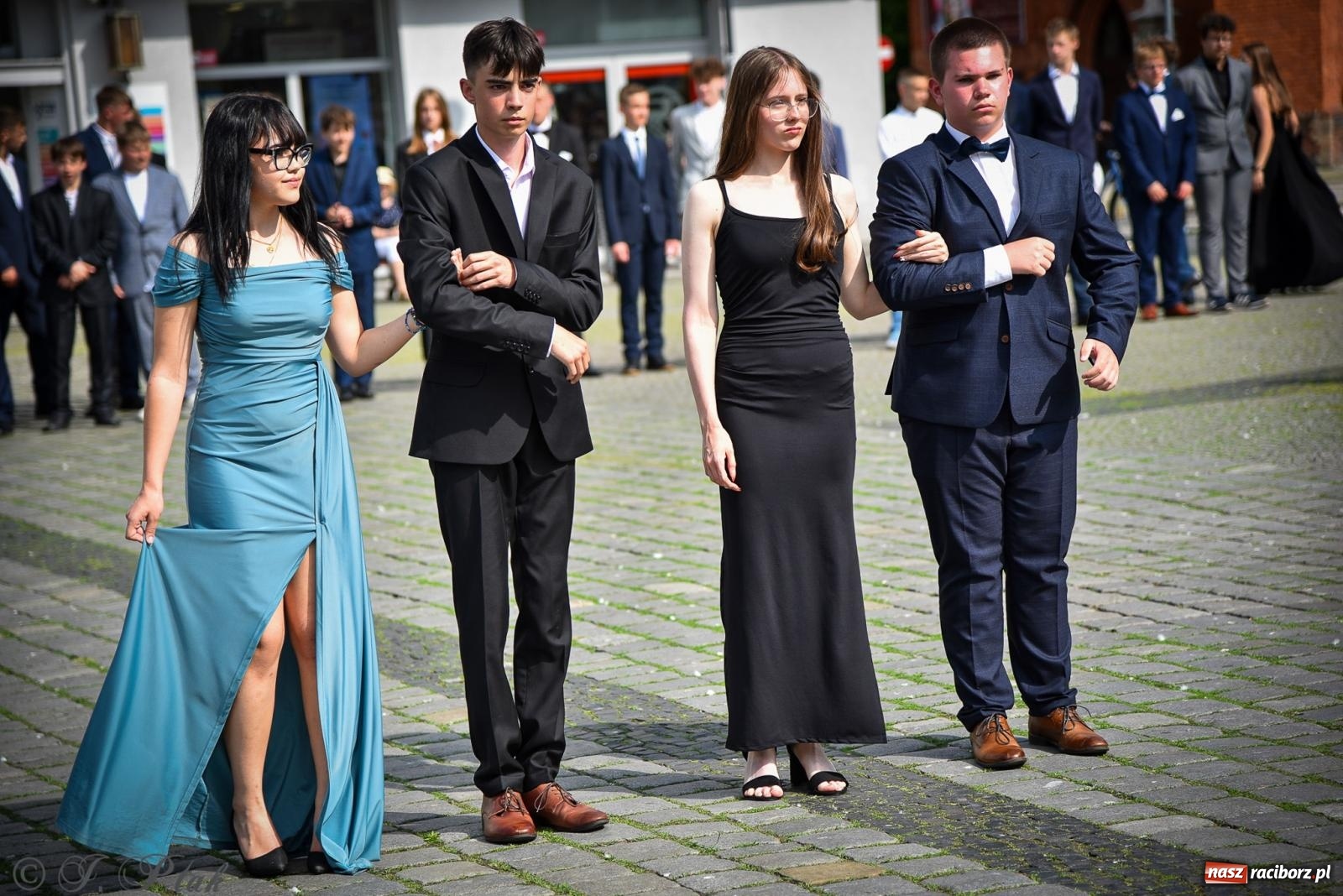 Zdjęcie w galerii na portalu naszraciborz.pl: Tradycyjny polonez ósmoklasistów z SP 1 na rynku w Raciborzu wiadomości z regionu