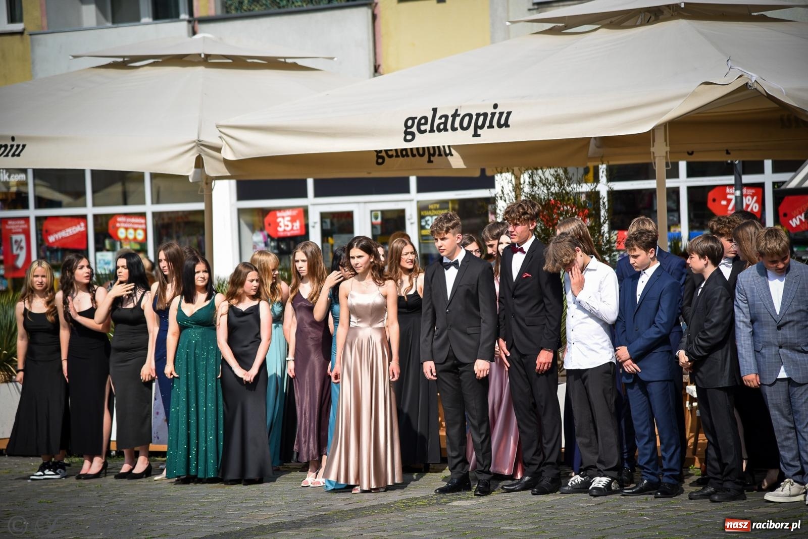 Zdjęcie w galerii na portalu naszraciborz.pl: Tradycyjny polonez ósmoklasistów z SP 1 na rynku w Raciborzu wiadomości z regionu