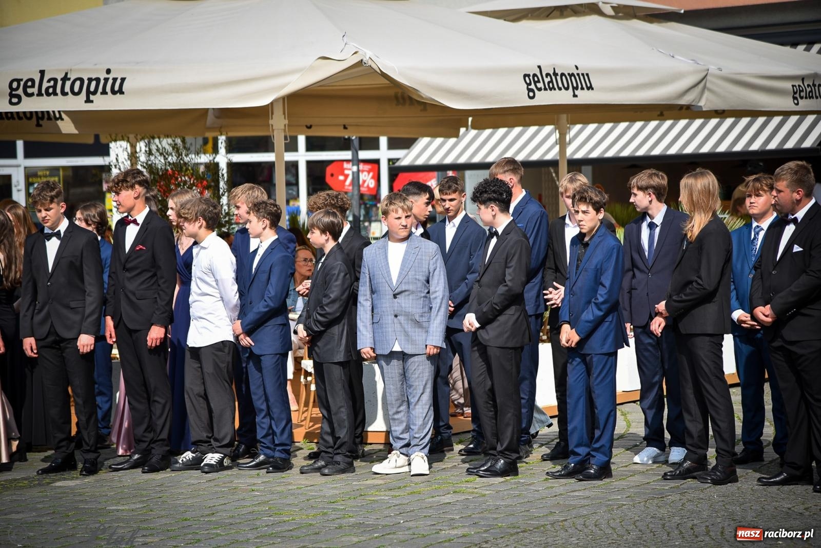 Zdjęcie w galerii na portalu naszraciborz.pl: Tradycyjny polonez ósmoklasistów z SP 1 na rynku w Raciborzu wiadomości z regionu